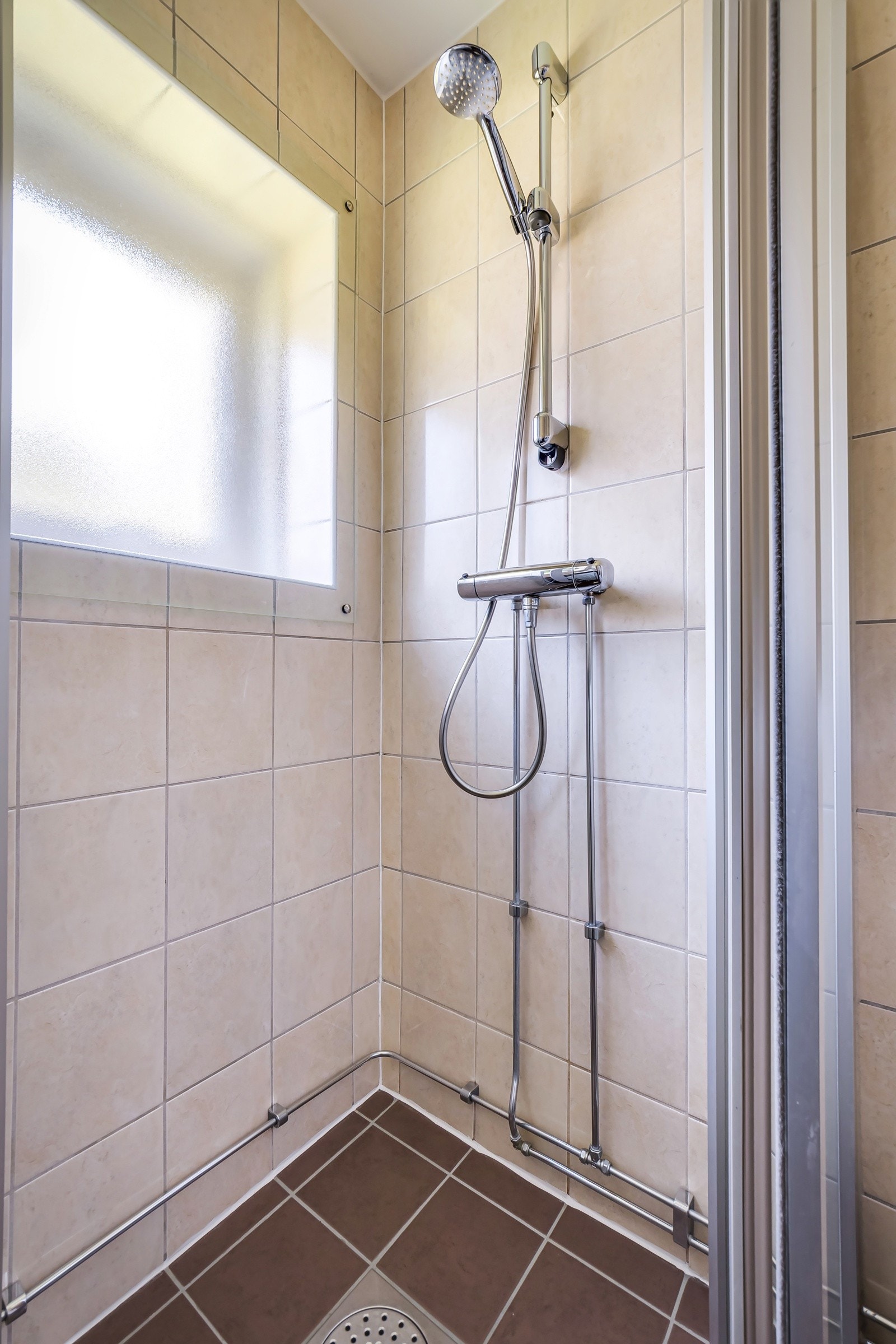 Downlights i himlingen sørger for god belysning, mens et vindu gir naturlig dagslys og bidrar til en åpen og frisk atmosfære. Galleribilde