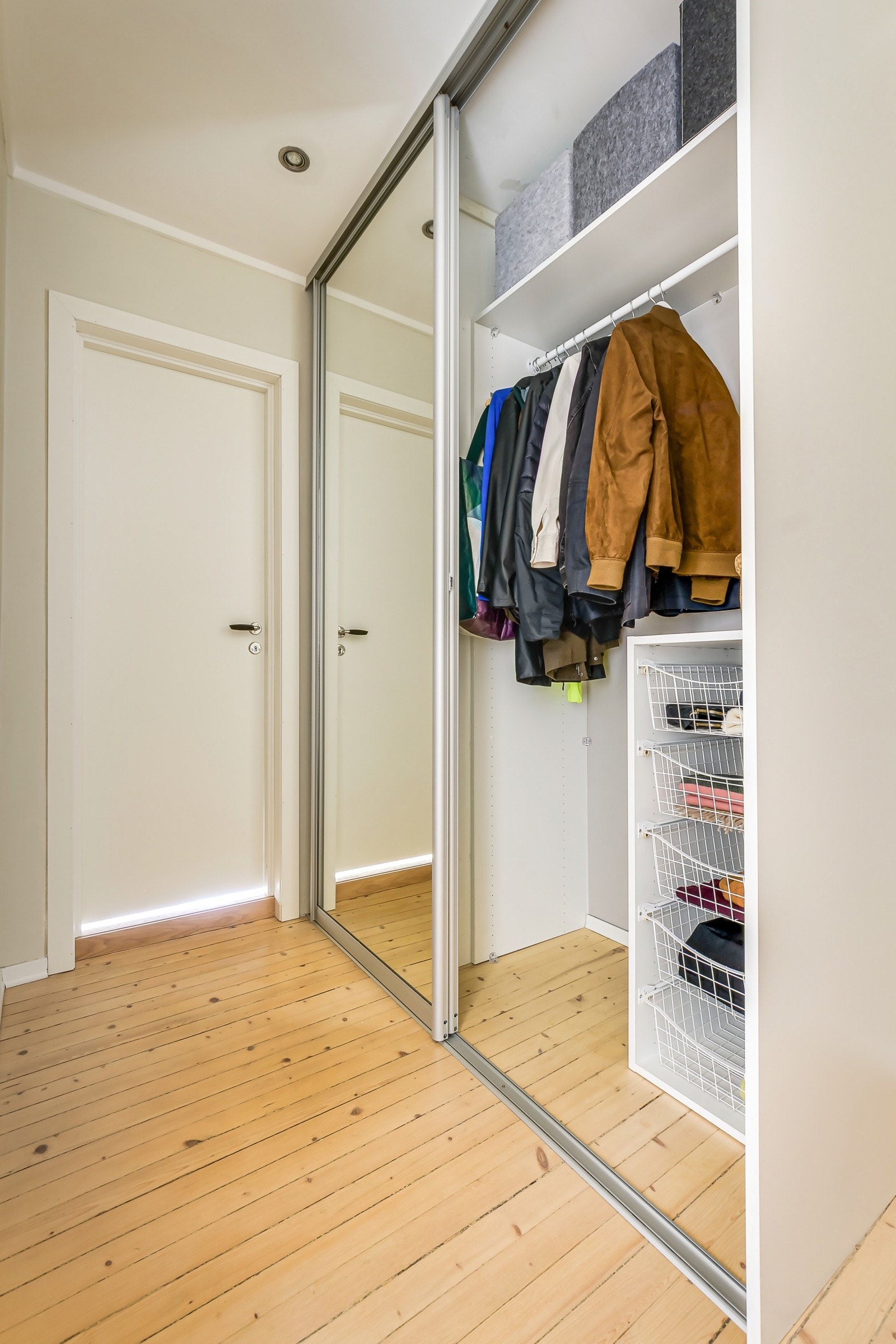 Takhøy skyvedørsgarderoben med speilfronter gir rikelig med oppbevaringsplass til sko og yttertøy, og det er fortsatt god plass til ekstra oppheng, skoskap eller en kommode - alt etter hva som passer din stil og behov. Galleribilde