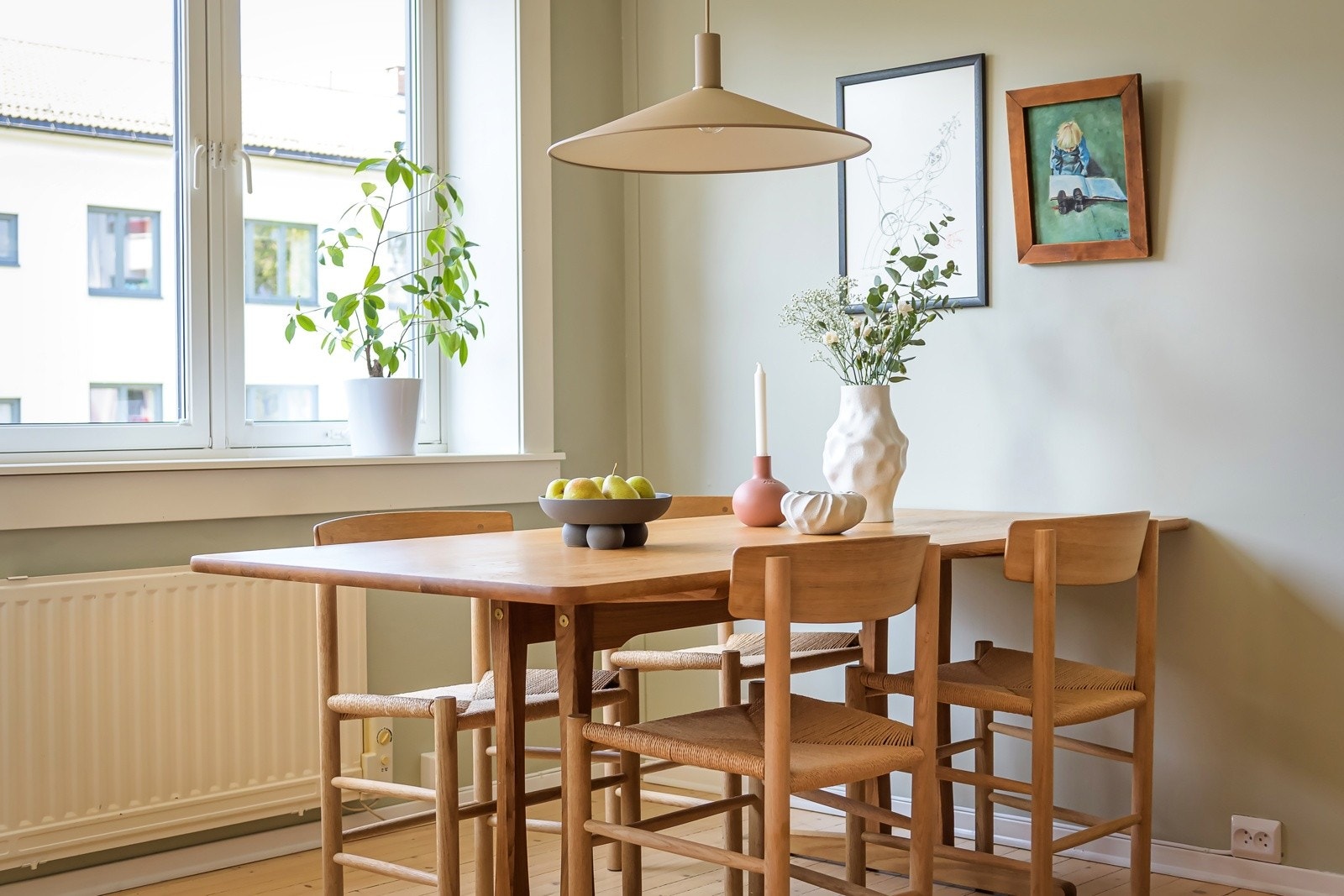 Alle vinduene i leiligheten var nye i 2016, og lysinnslippet sammen med den gode takhøyden på ca. 2,61 meter bidrar til en god og luftig romfølelse. Galleribilde