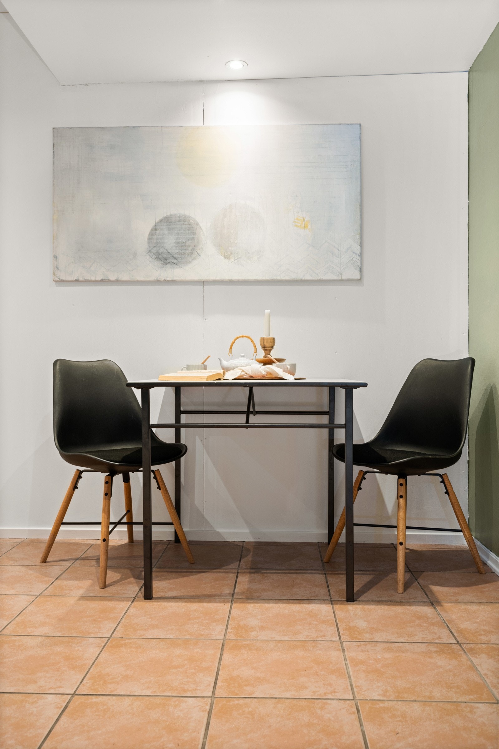 Det er fint med plass til et spisebord i rommet. Galleribilde