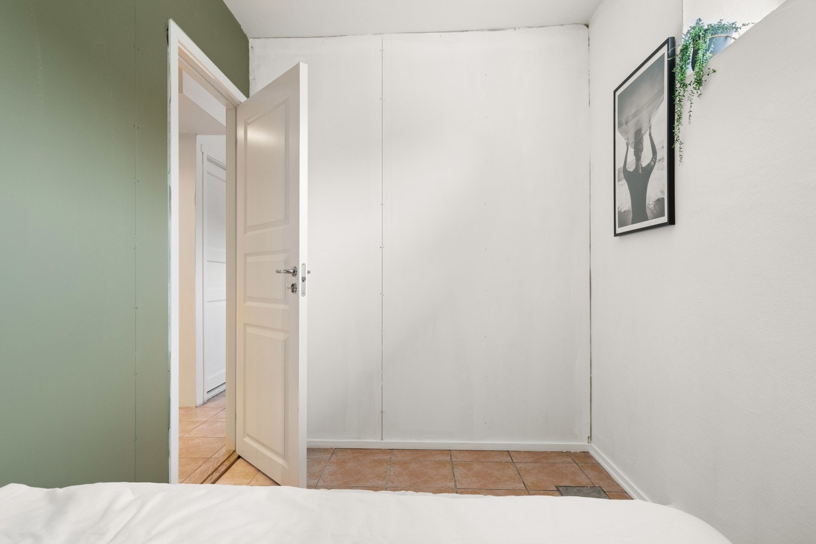 Det er plass til dobbeltseng, nattbord og garderobeløsning. Galleribilde