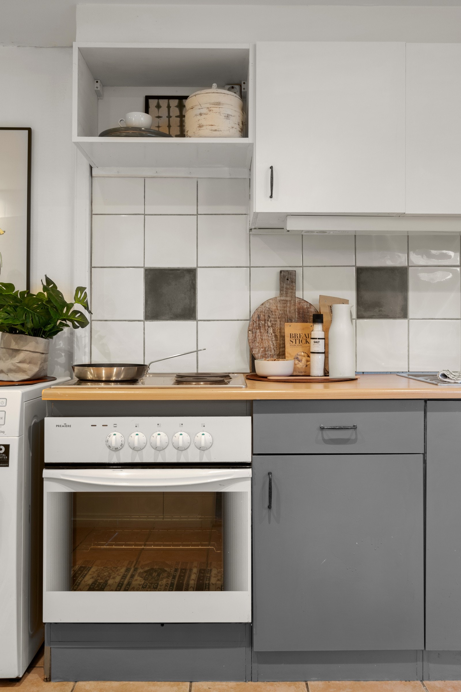 Integrert komfyr og platetopp medfølger handelen. Opplegg for vaskemaskin er plassert på kjøkkenet. Galleribilde