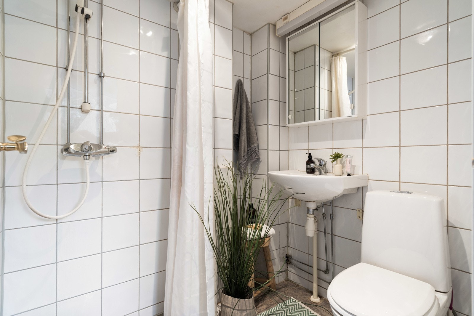 Lyst, flislagt baderom med gulvvarme og downlights. Galleribilde