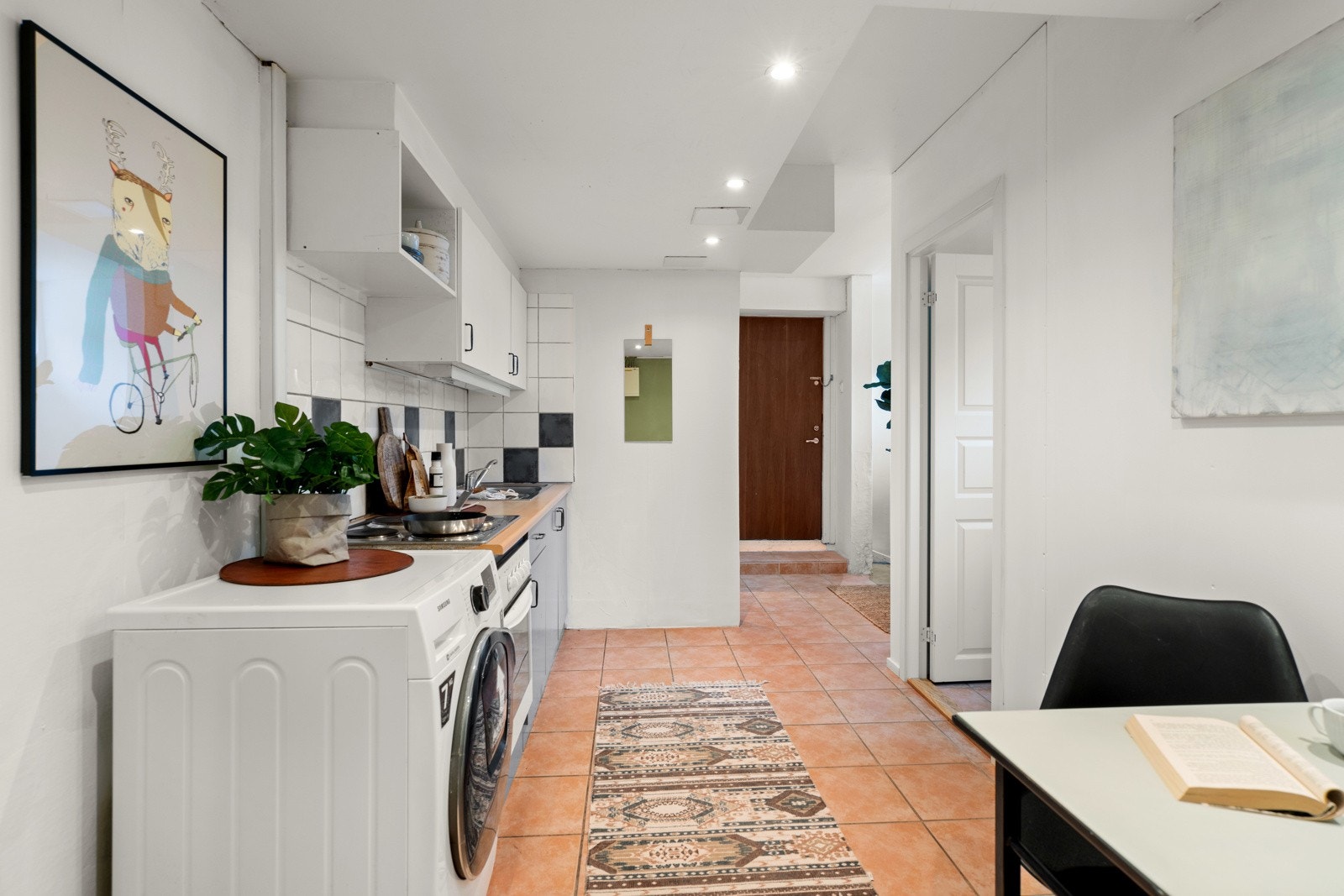 Flislagt gulv og downlights i himlingen. Galleribilde