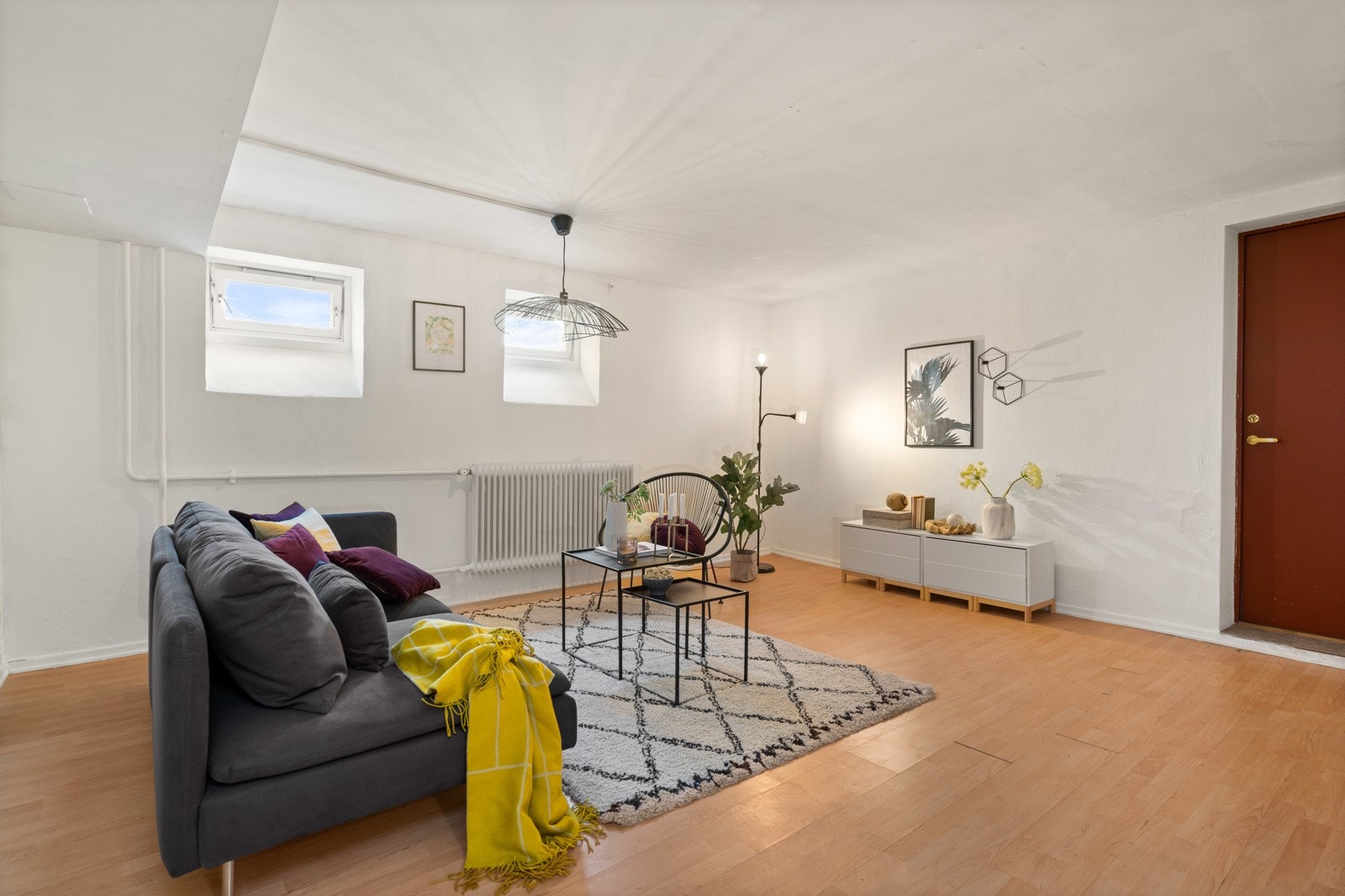 Her er det plass til sofagruppe med tilhørende møblement, tv-seksjon og spisebord. Galleribilde