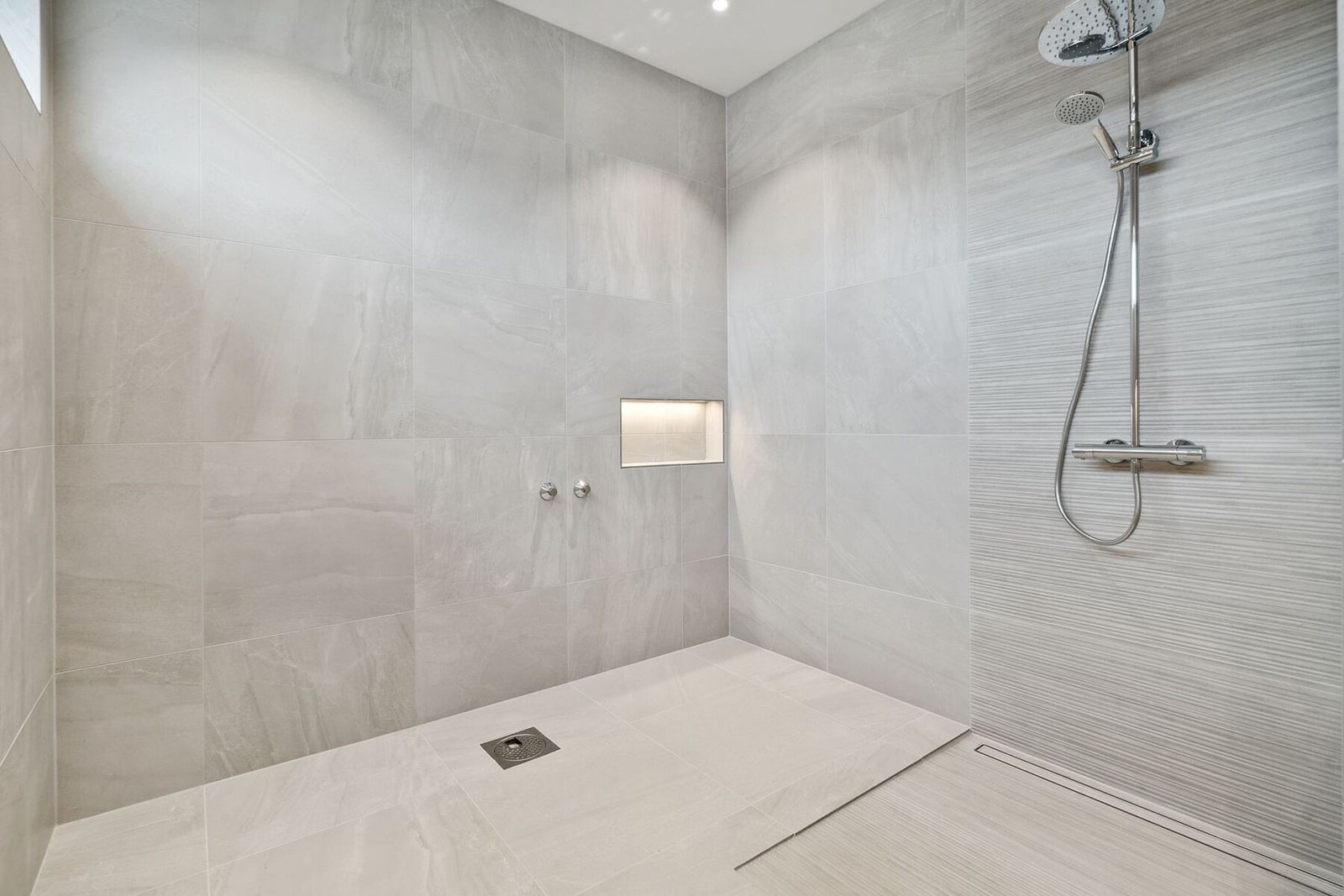 Badet har egen dusj-sone med mulighet for å installere et badekar. Galleribilde