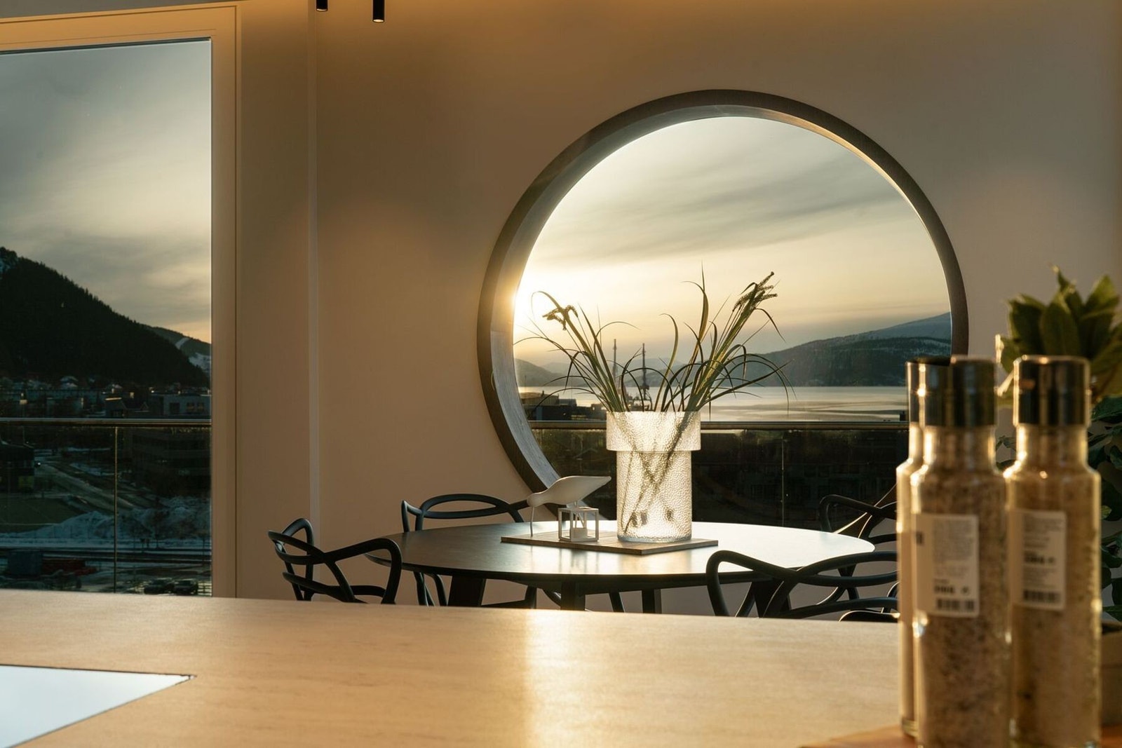 Leiligheten har godt gjennomført belysning, levert av Stokkan lys. Galleribilde