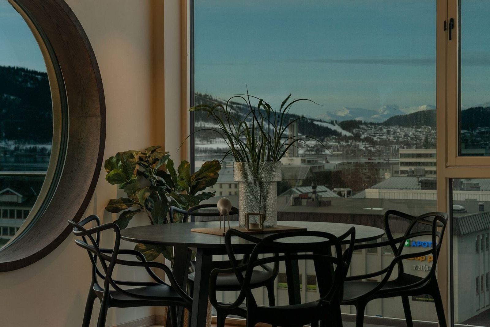 Fantastisk utsikt mot Ranfjorden og Båsmofjellet. Galleribilde