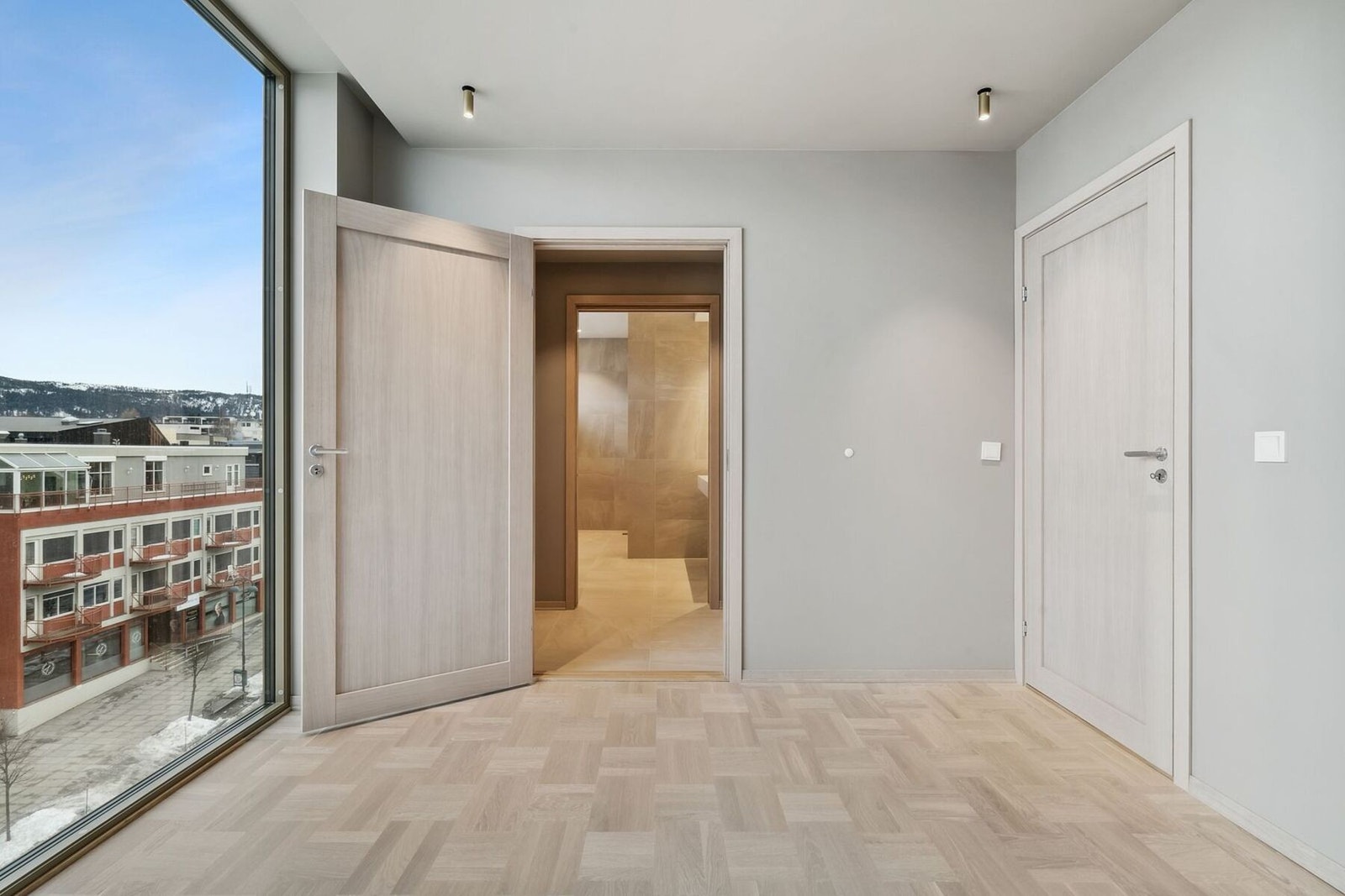 Fra soverommet er det adkomst til et stort bad. Galleribilde