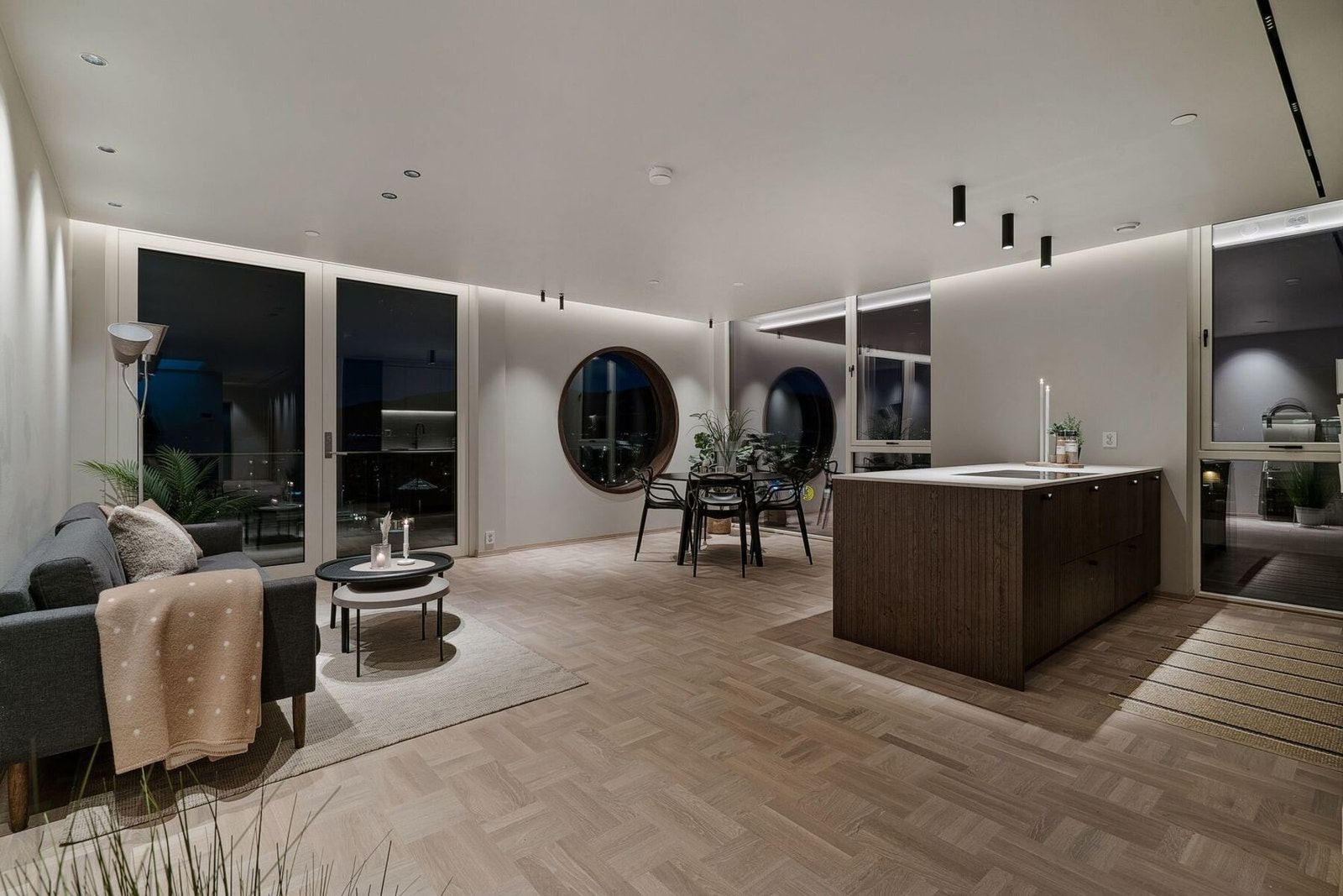 Her får du en unik mulighet til å skaffe deg en særdeles lekker og gjennomført toppleilighet midt i sentrum. Galleribilde