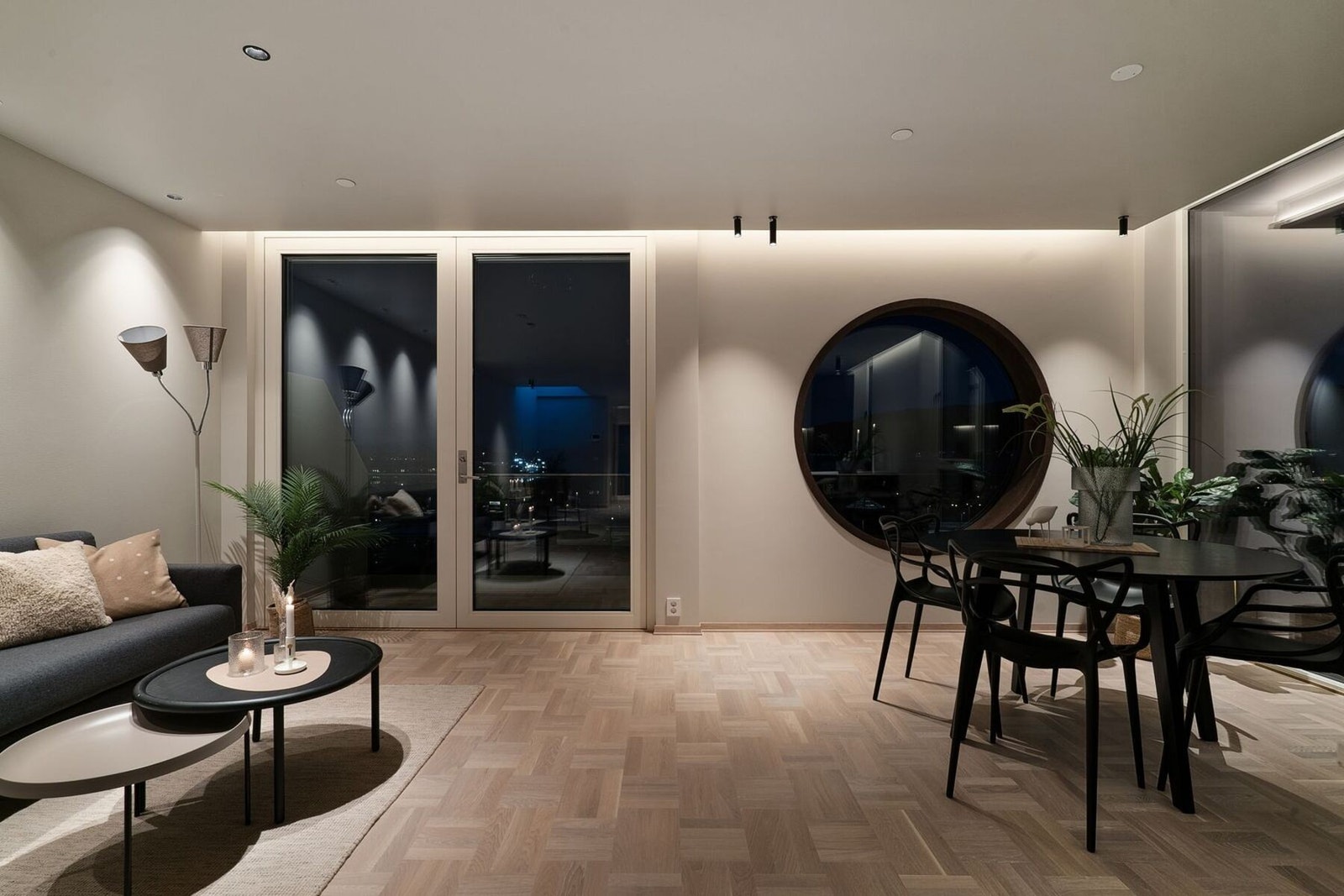 Fra stuen er det adkomst til en balkong, i tillegg til at man får et privat område på byggets takterrasse. Galleribilde