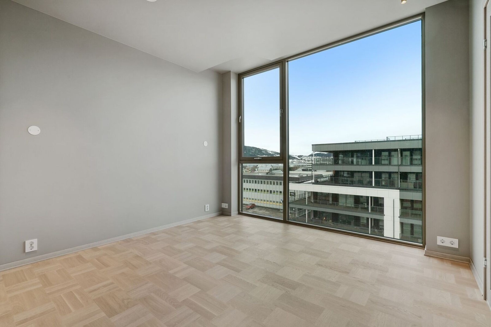 Leiligheten har to flotte soverom. Dette er hovedsoverommet med tilhørende bad. Galleribilde