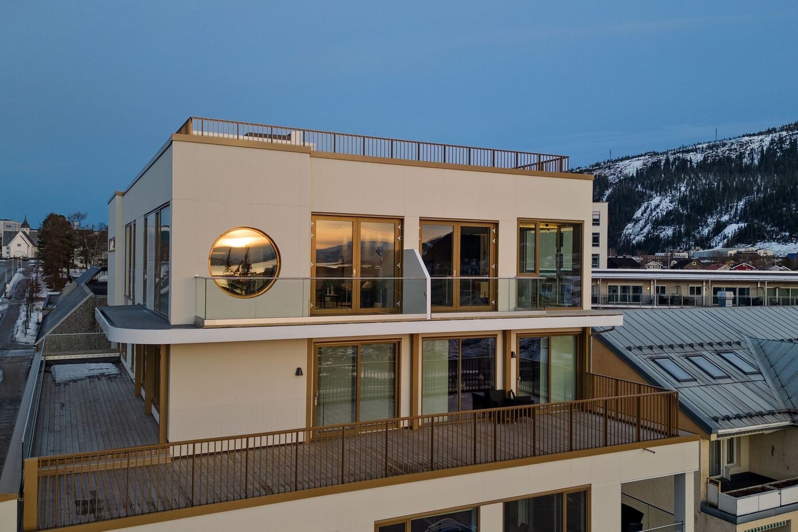 Toppleilighet med takterrasse!
Høy standard Galleribilde