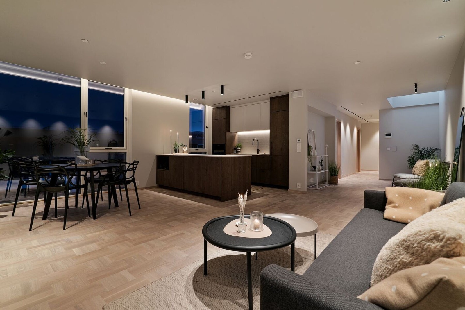 Stuen er romslig, med god plass til både spisebord og sofagruppe. Galleribilde