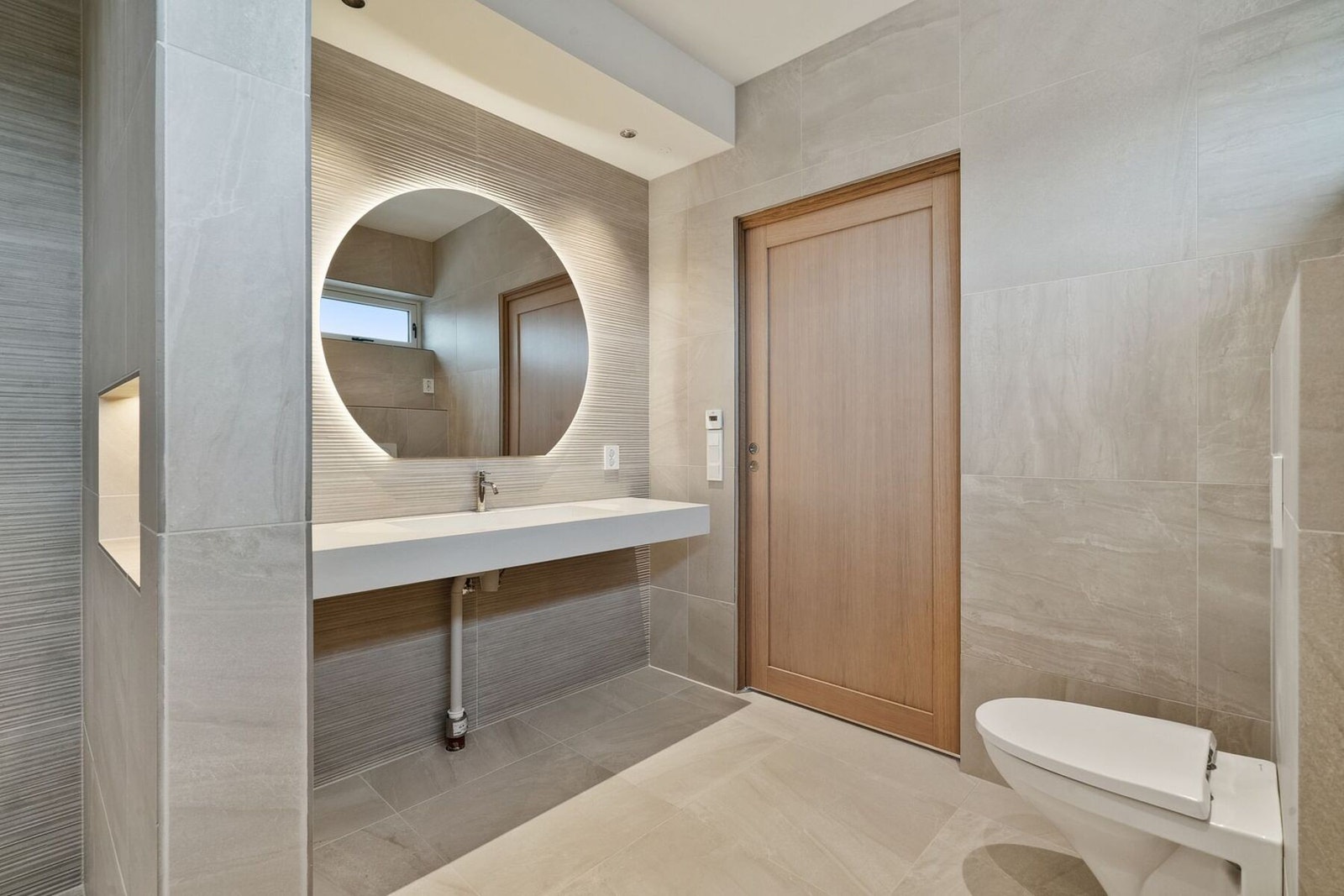 Romslig og lekkert bad Galleribilde