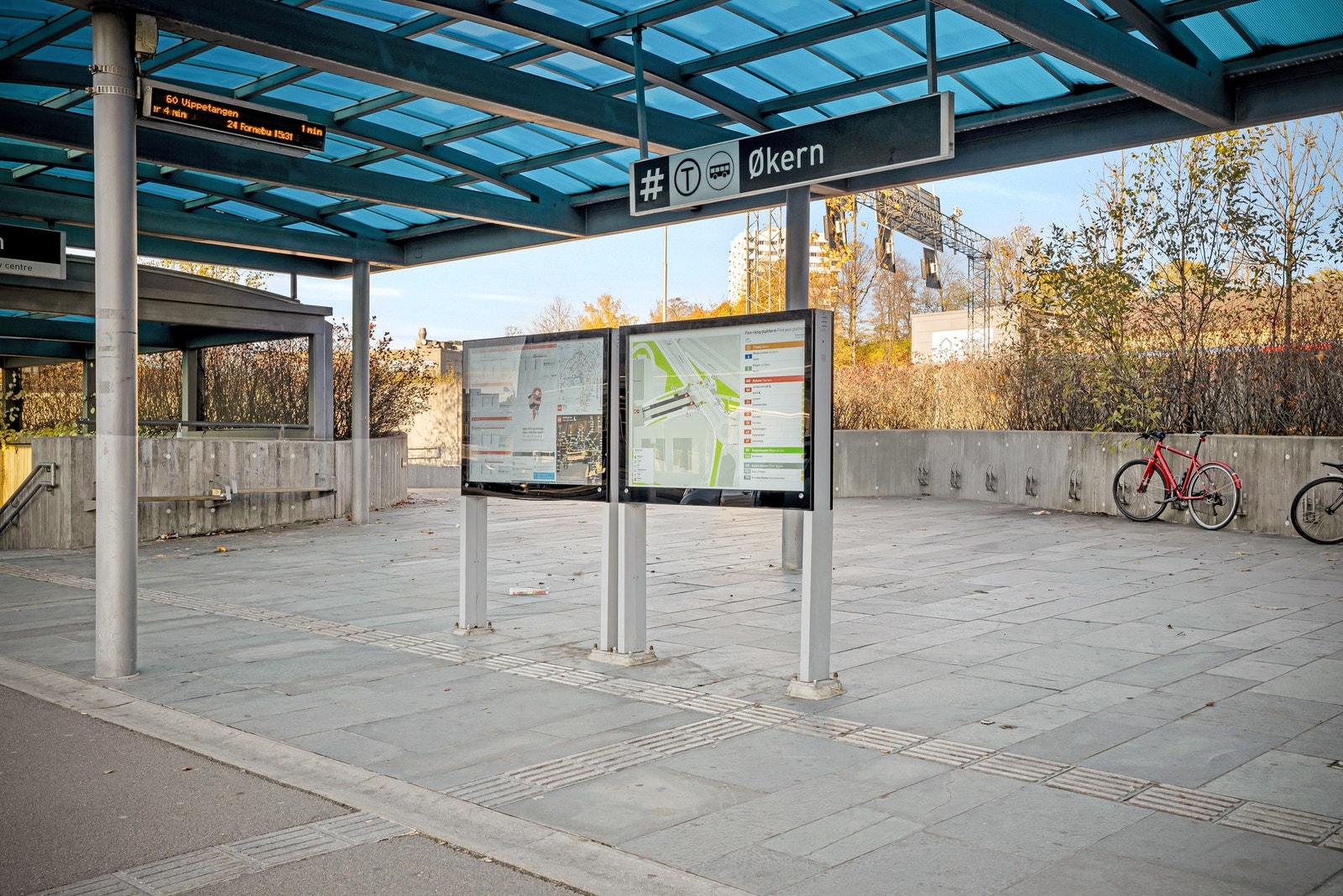 Økern T ligger rett nedenfor. Det tar 10 min til Jernbanetorget. Her går 2 t-banelinjer og meget mange bussruter. Galleribilde
