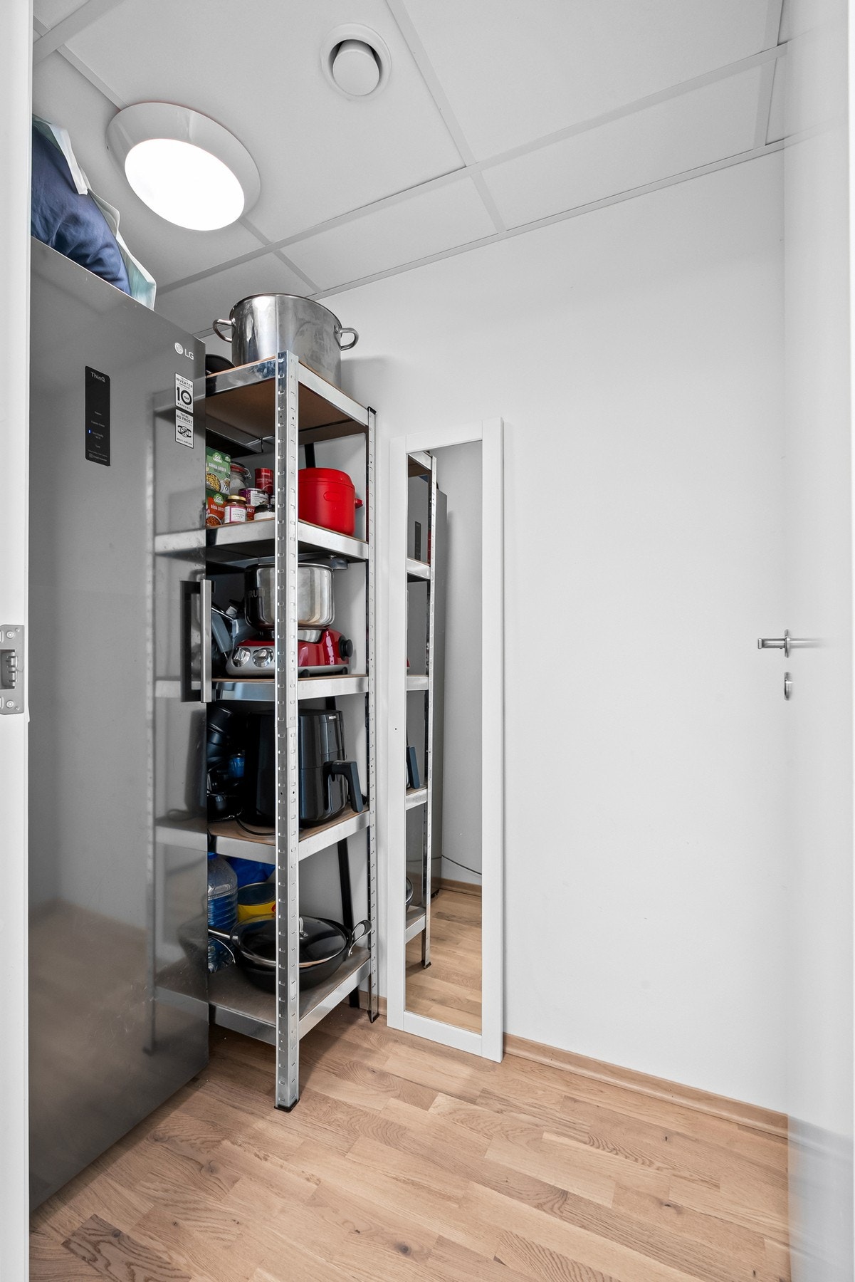 Du har også en innvendig bod/walk-in eller plass til kontorpult. Kjellerbod medfølger også Galleribilde