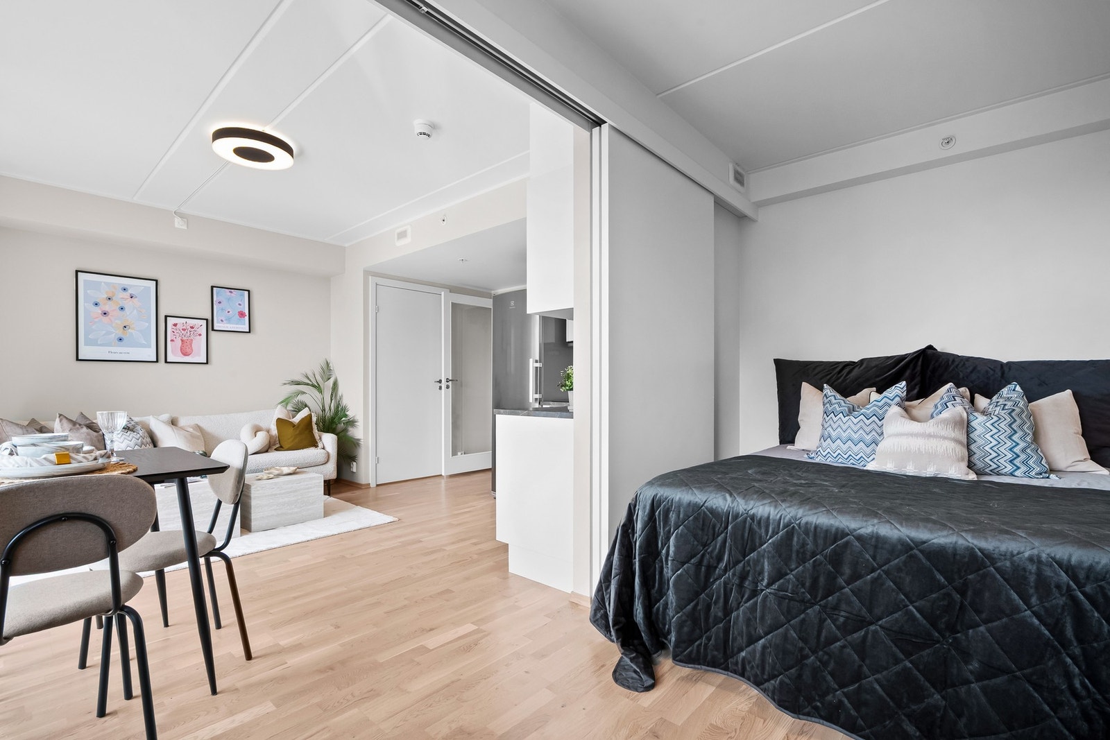 Soverommet av god størrelse med plass til 180 cm dobbeltseng og nattbord på siden Galleribilde