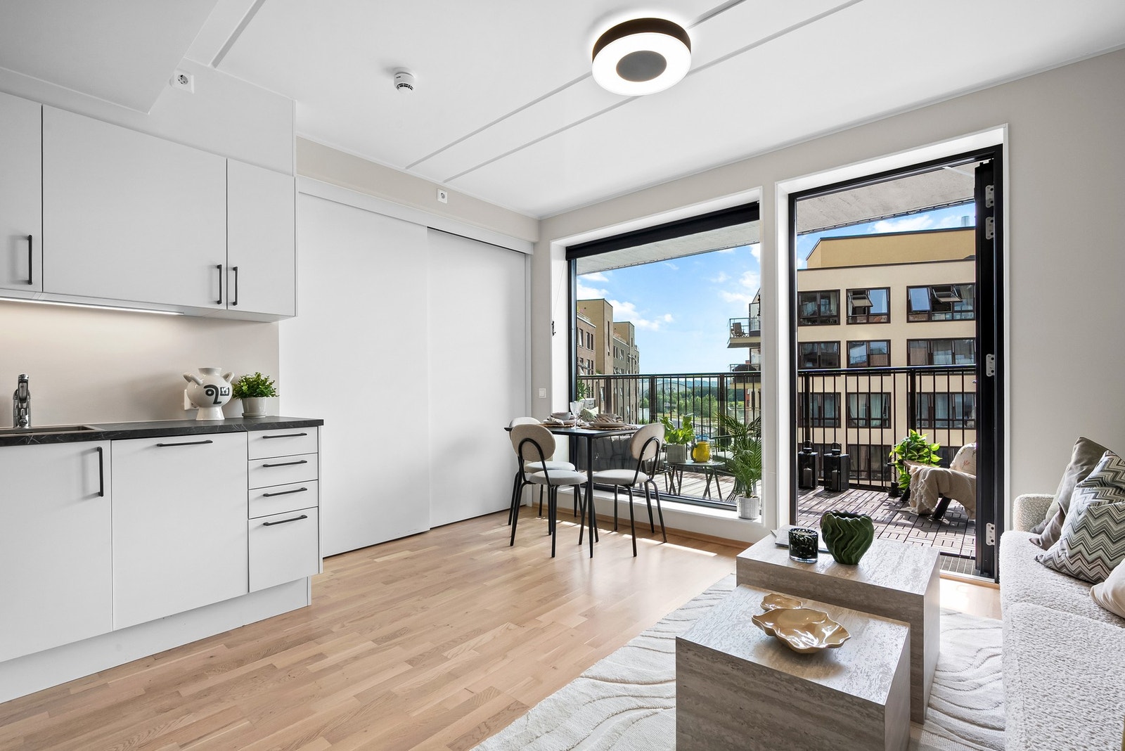 Praktisk skillevegg i stuen lar deg lukke igjen inn mot soverom Galleribilde