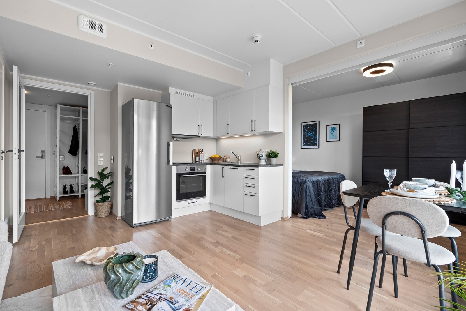 Flott Norema kjøkken plassert i egen hjørne med hvit takhøy innredning. Mulighet for integrert kjøleskap. Galleribilde