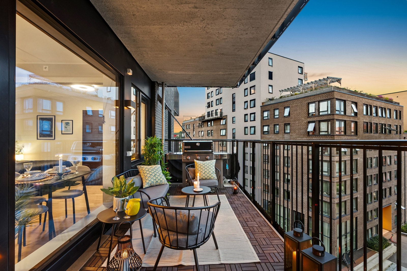 Lekker balkong med nybeiset tregulv over betongdekket Galleribilde