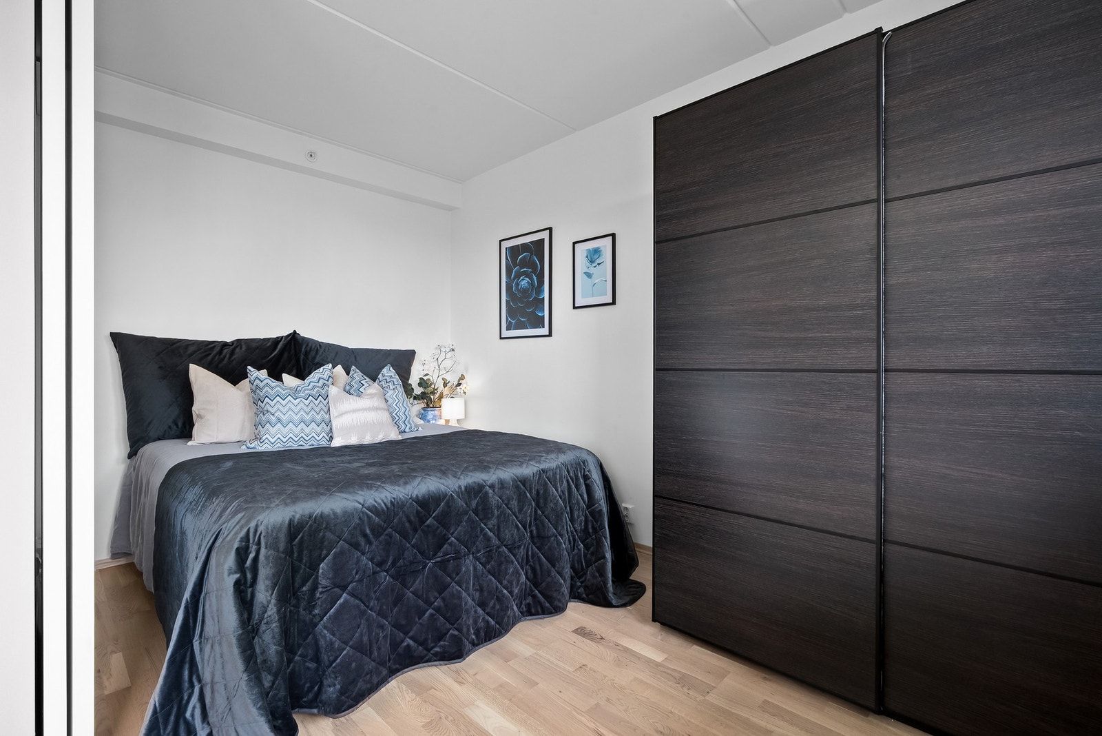 Garderobeskap medfølger Galleribilde