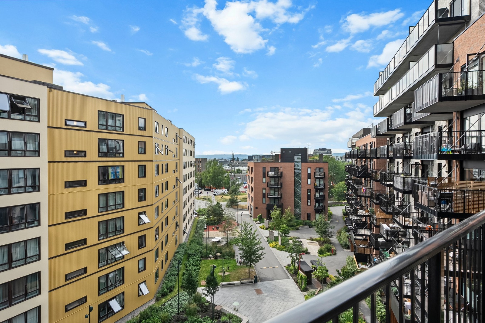 Horisontutsikt og et pent, moderne opparbeidet fellesareal Galleribilde