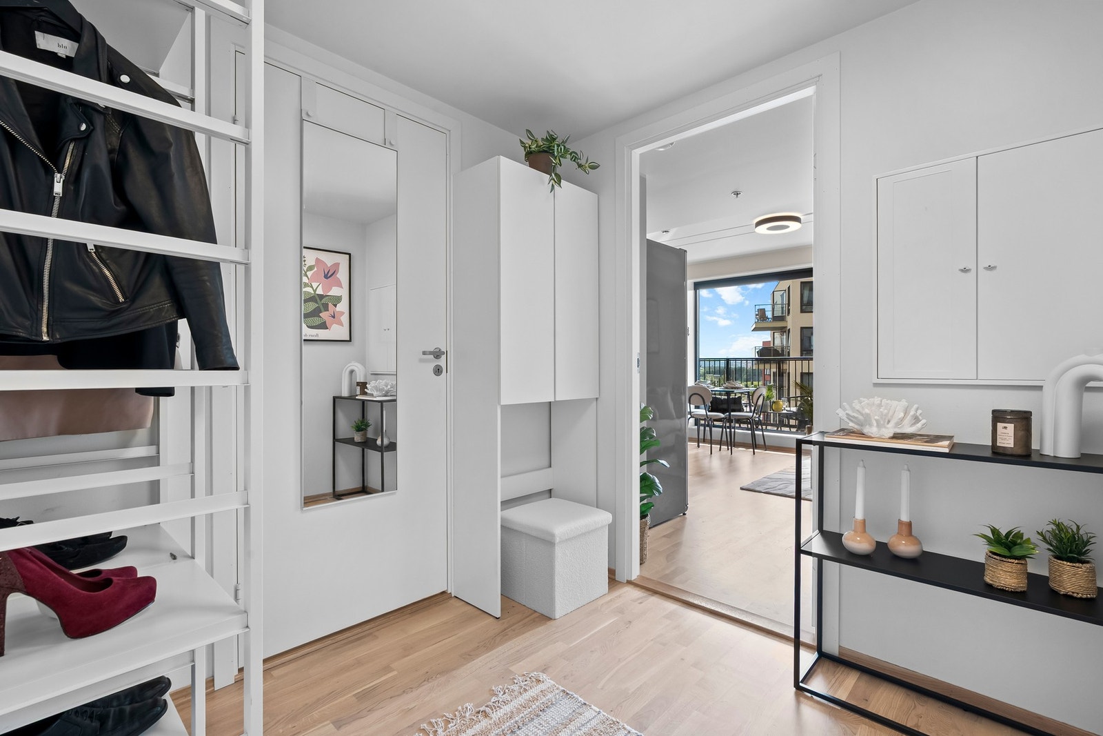 Godt med plass til garderobe, skoskap og puff til av og påkledning Galleribilde