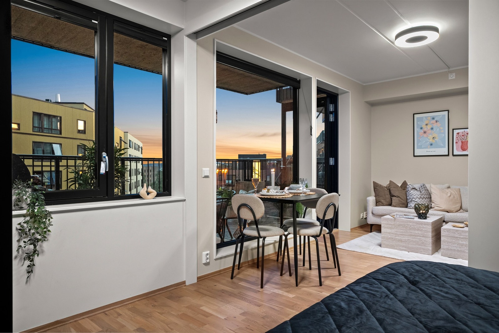 Det er montert persienner / plissegardin på vinduer. Vinduene har prod. år 2020. Galleribilde