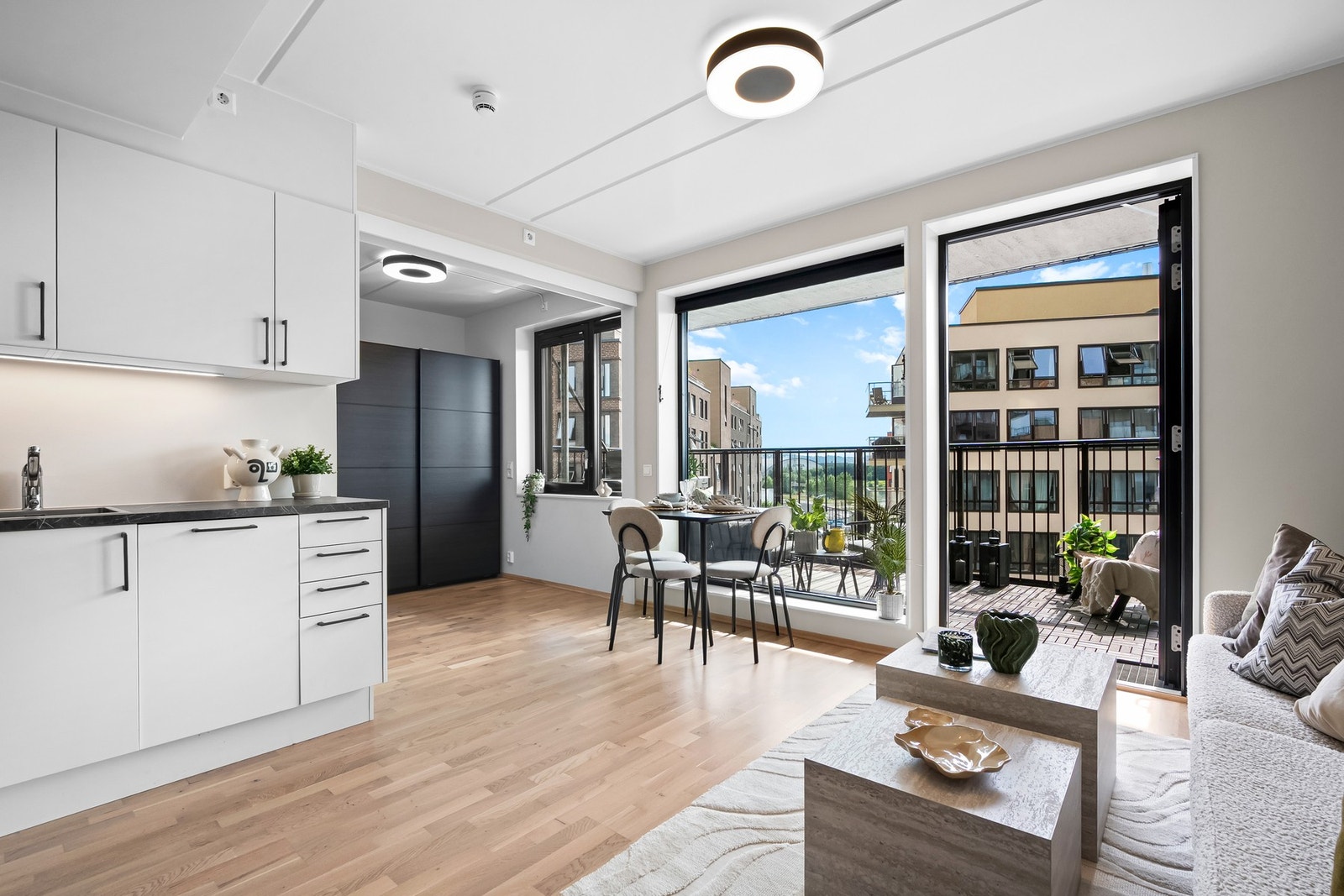 Lyst og fint oppholdsrom med store vindusflater som bringer masse naturlig lys inn Galleribilde