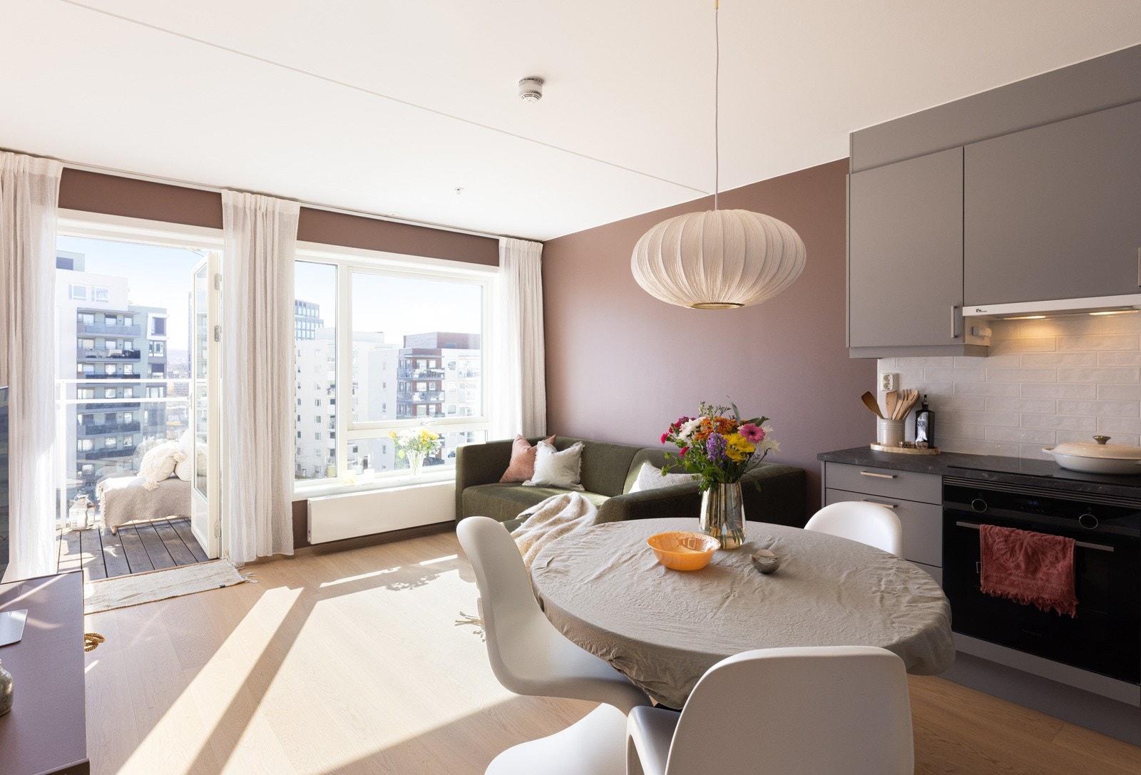 Stuen får rikelig med naturlig dagslys fra de store vindusflatene. Galleribilde