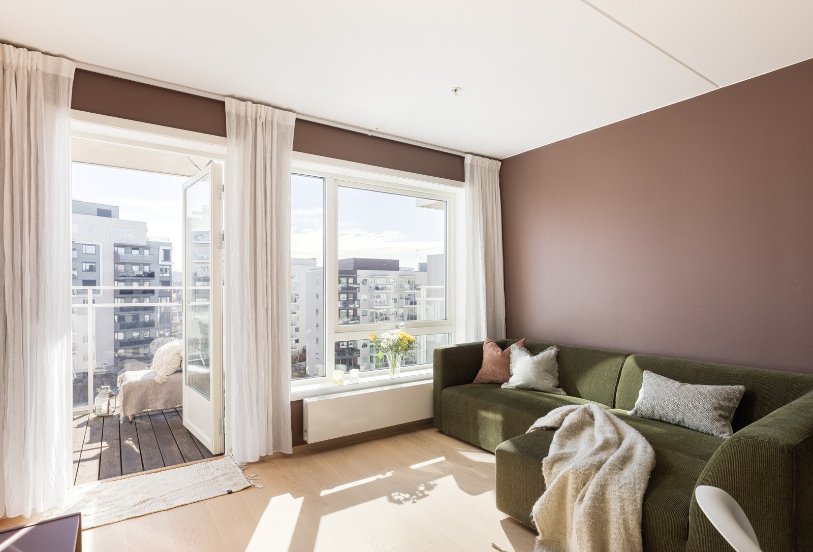 Leiligheten har fargevalg og parkettgulv som harmonerer fint med det naturlige dagslyset. Galleribilde