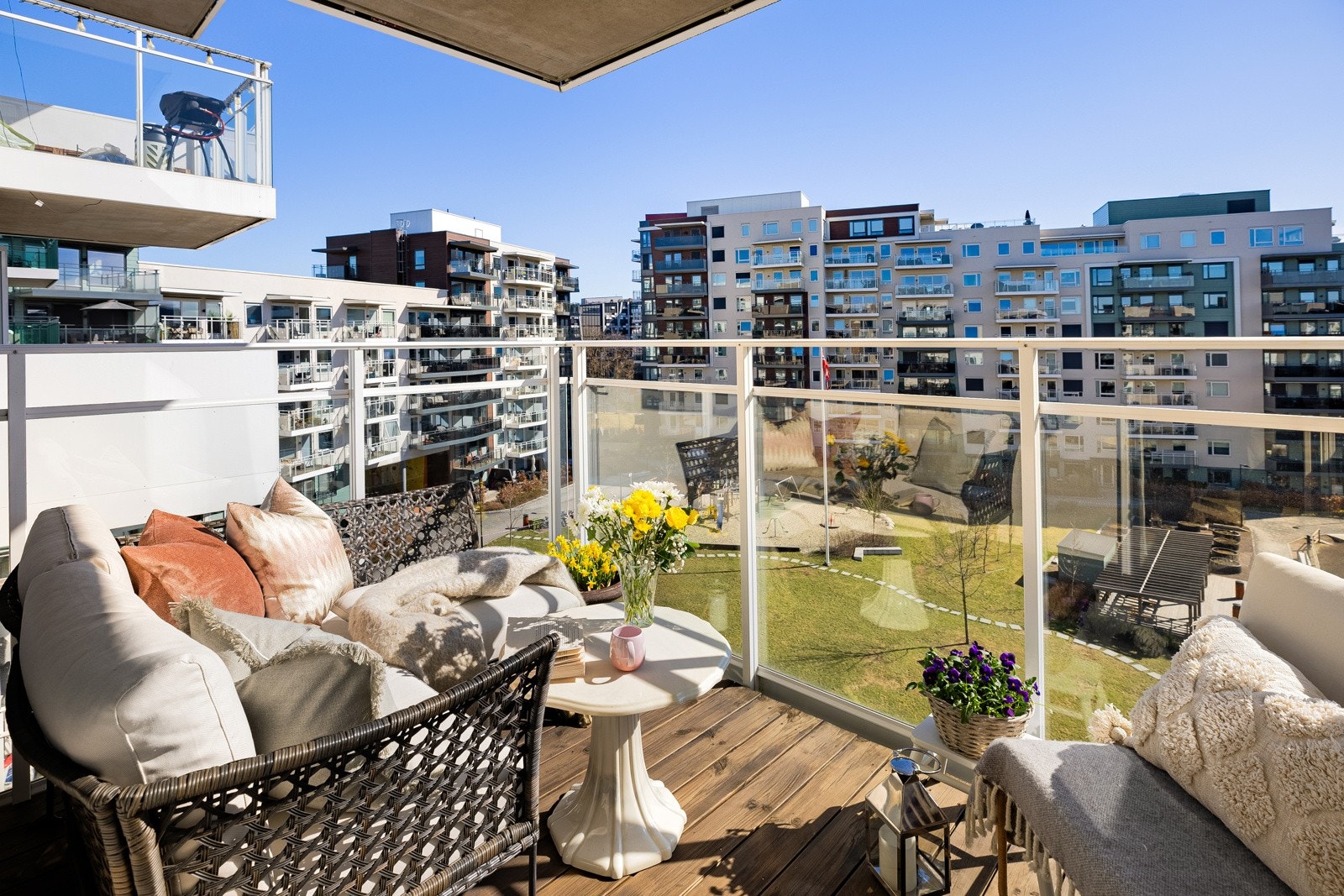 Den luftige beliggenheten i sjette etasje gir en meget god stemning på balkongen. Galleribilde