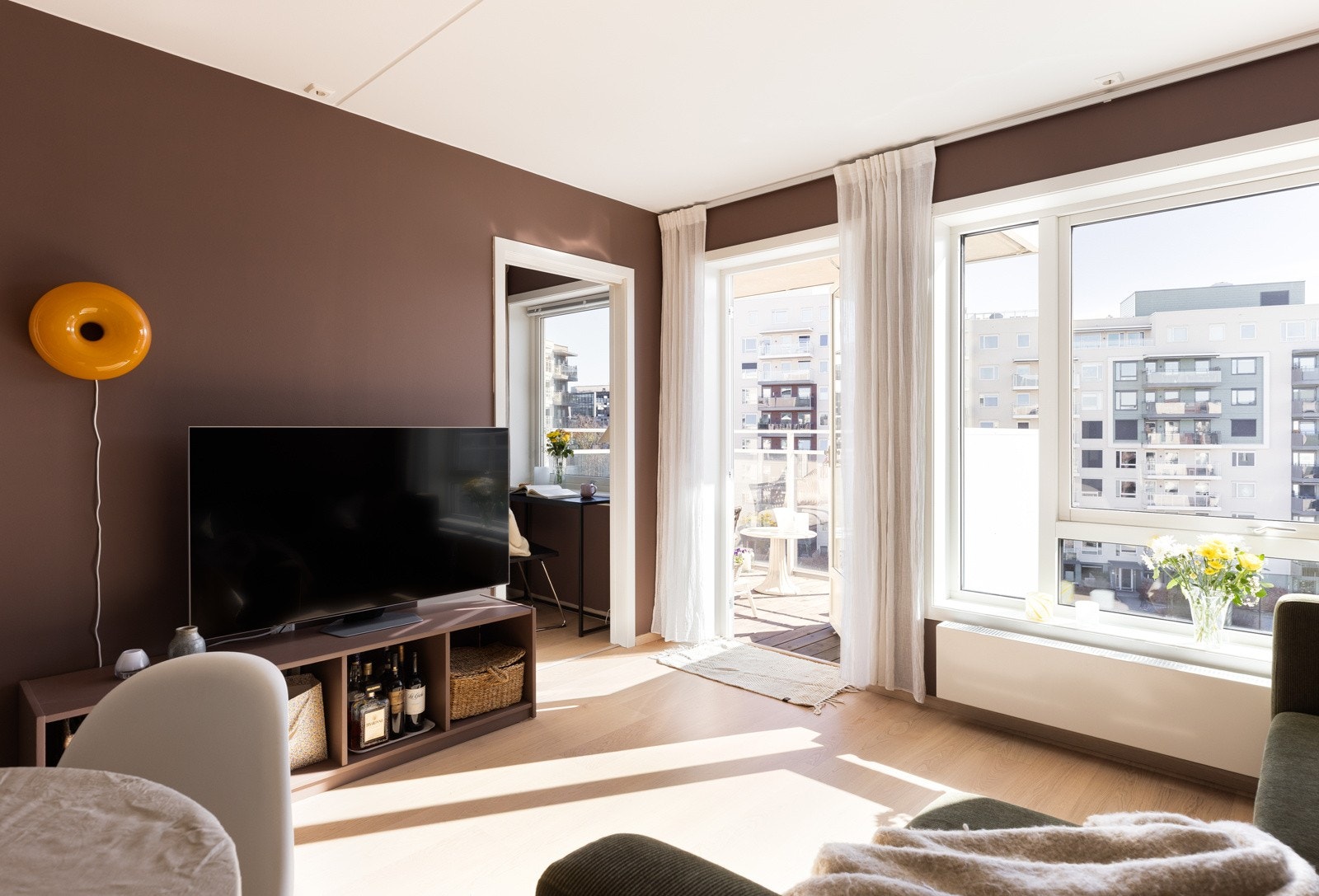 Stuen er av god størrelse, slik at det kan innredes med ulike soner for både egentid og sosialt samvær. Galleribilde