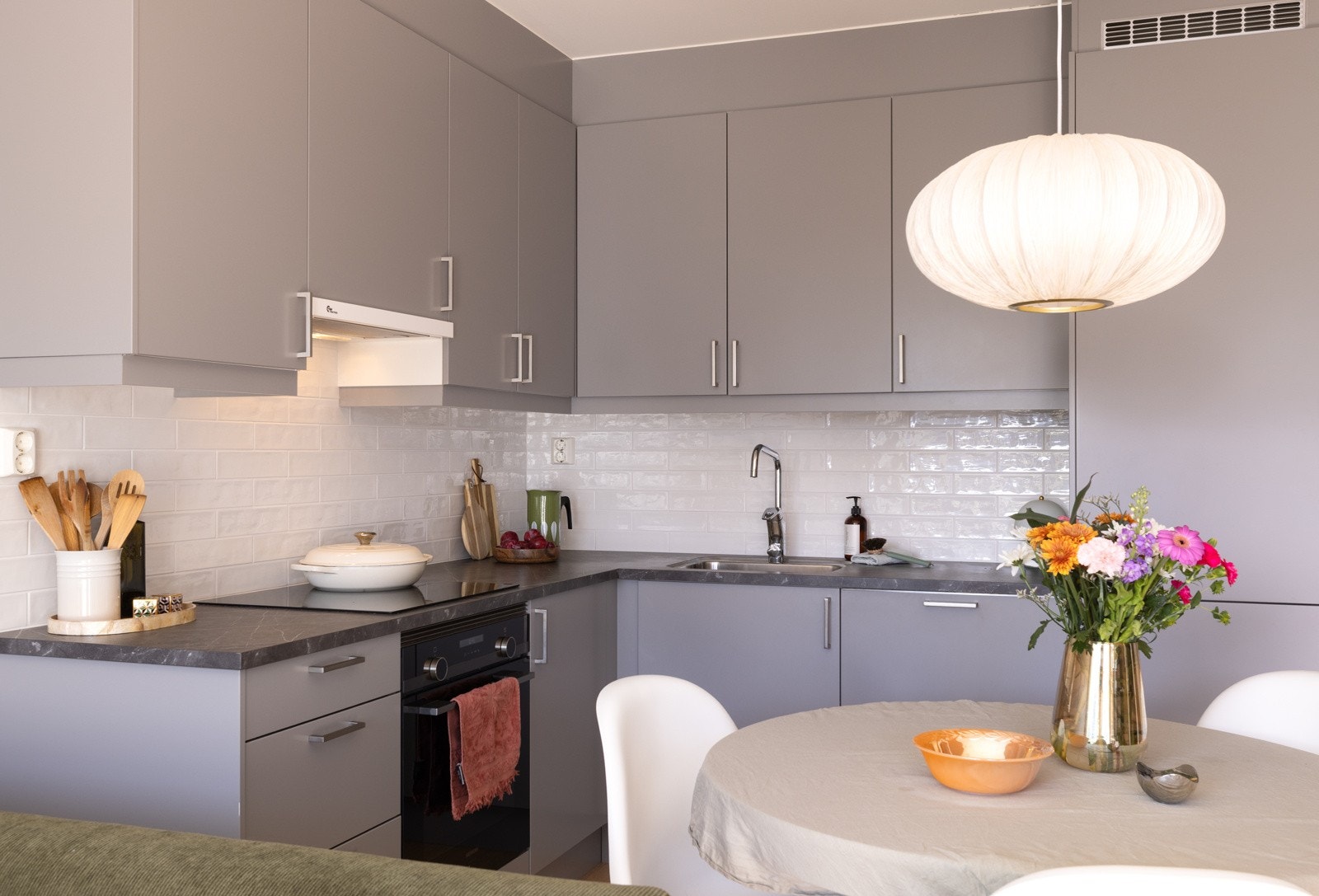 Kjøkkenet har god arbeidsplass og integrerte hvitevarer. Galleribilde