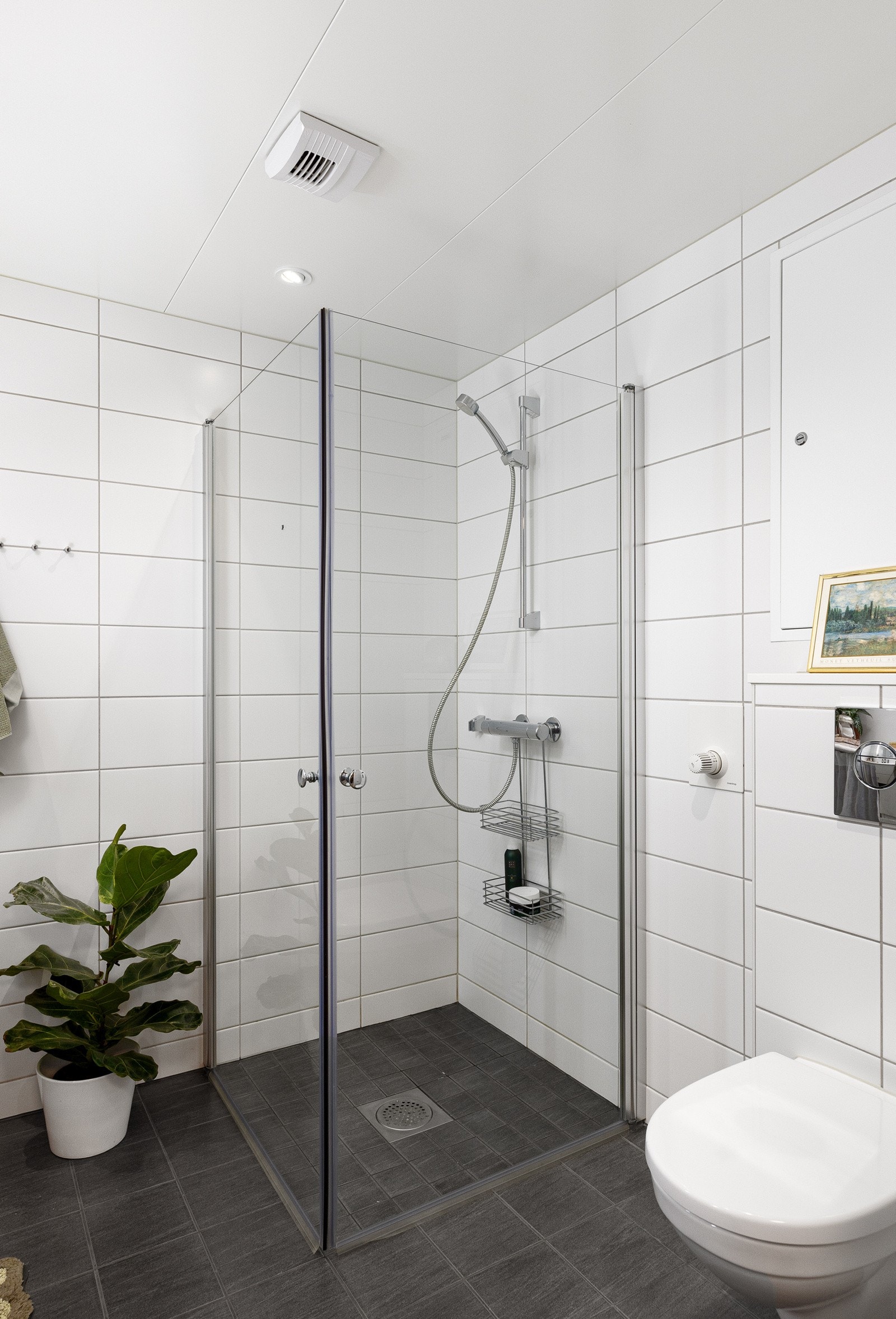 Det er montert vannbåren gulvvarme på badet, slik at man får god varme i rommet og et behagelig gulv å trå på. Galleribilde