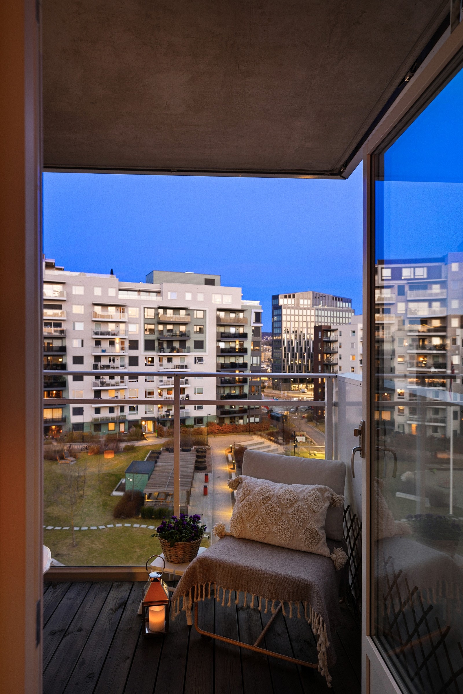 Leiligheten ligger i sjette etasje og har fint utsyn mot pene fellesarealer. Galleribilde