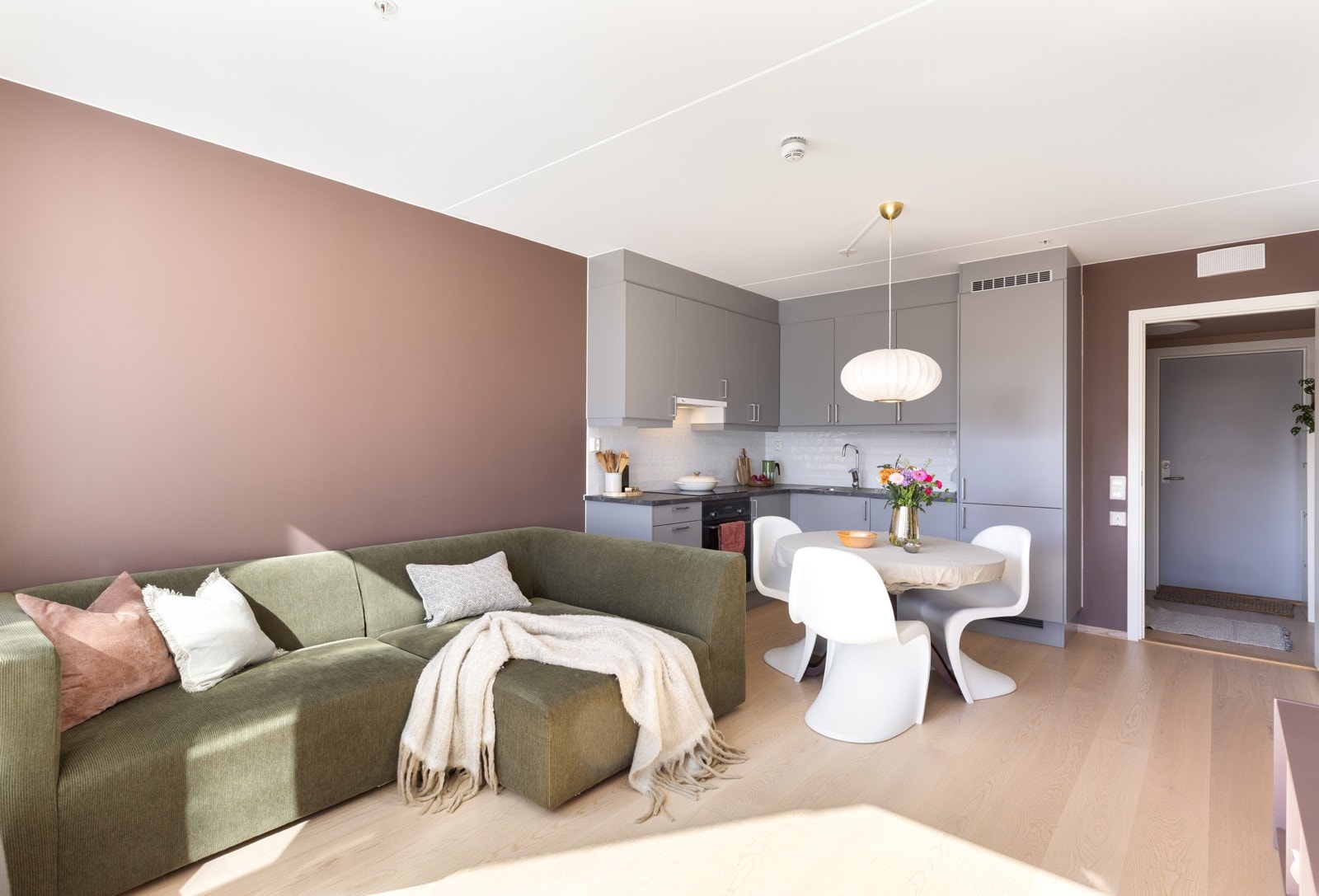 I stuen er det god plass til en romslig sittegruppe og eget spisebord. Galleribilde