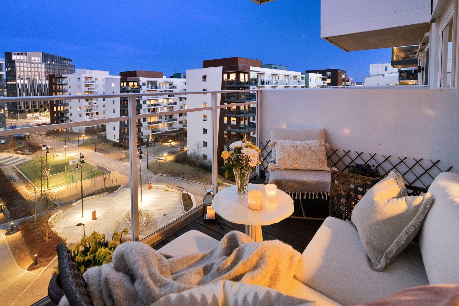 Utenfor stuen er det en herlig balkong med plass til utemøbler. Galleribilde