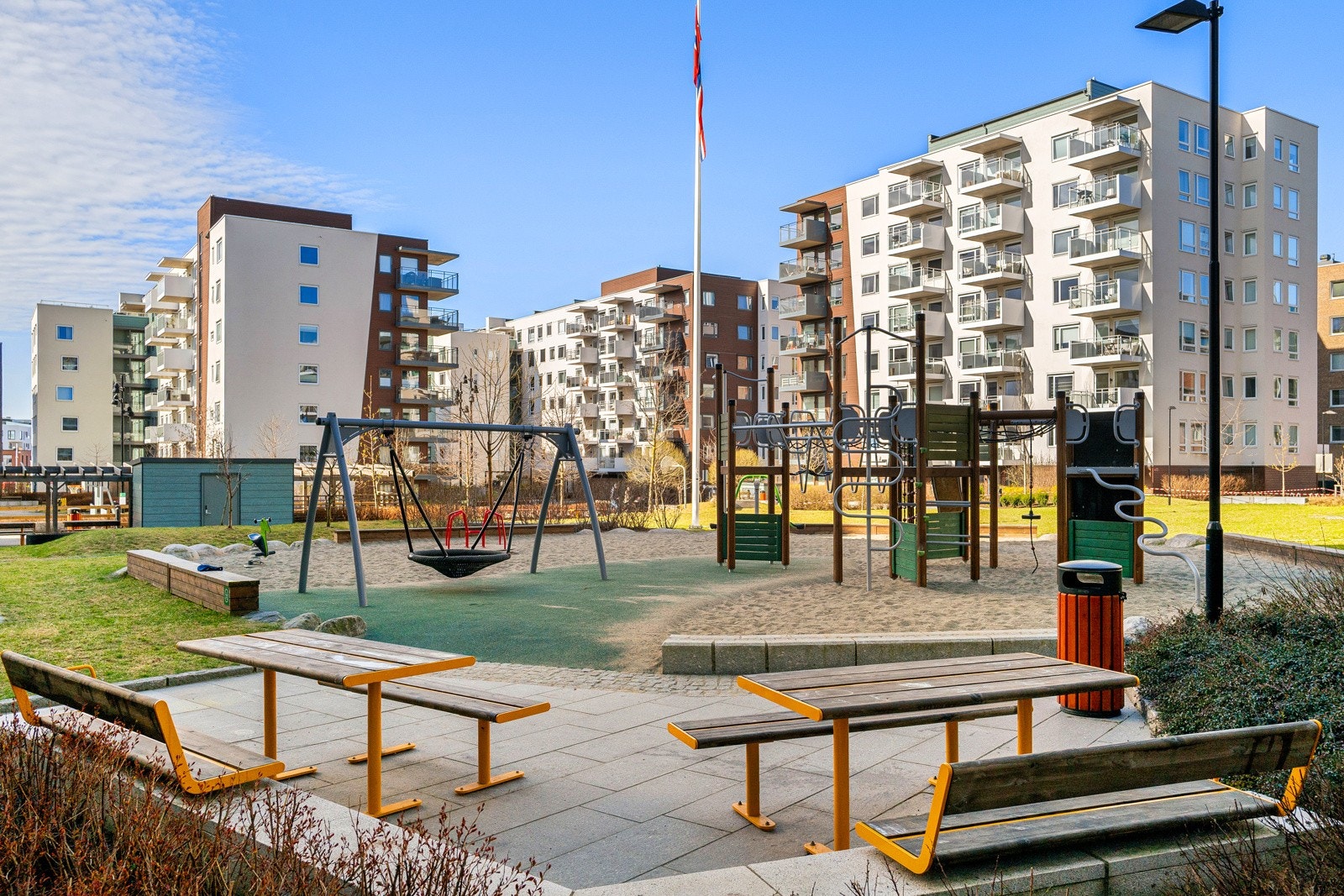 Leiligheten ligger høyt og luftig til, med utsyn mot nydelige fellesarealer. Galleribilde