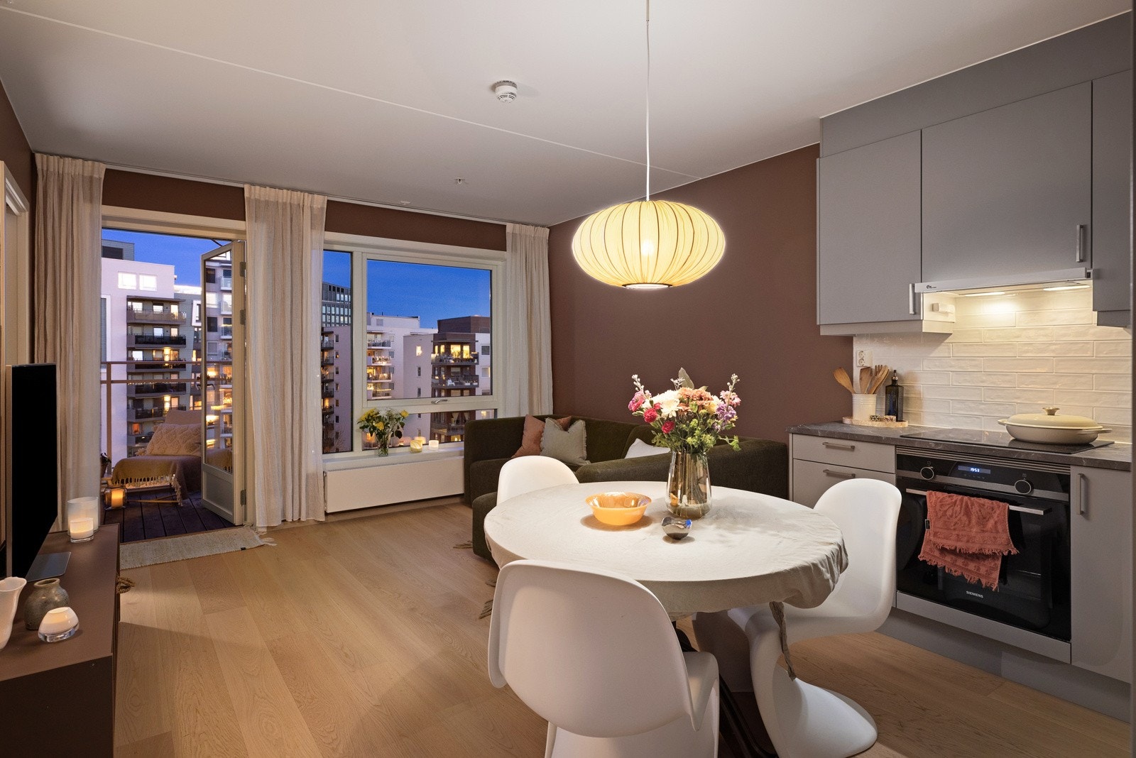 Leiligheten har en nydelig atmosfære om kvelden. Galleribilde