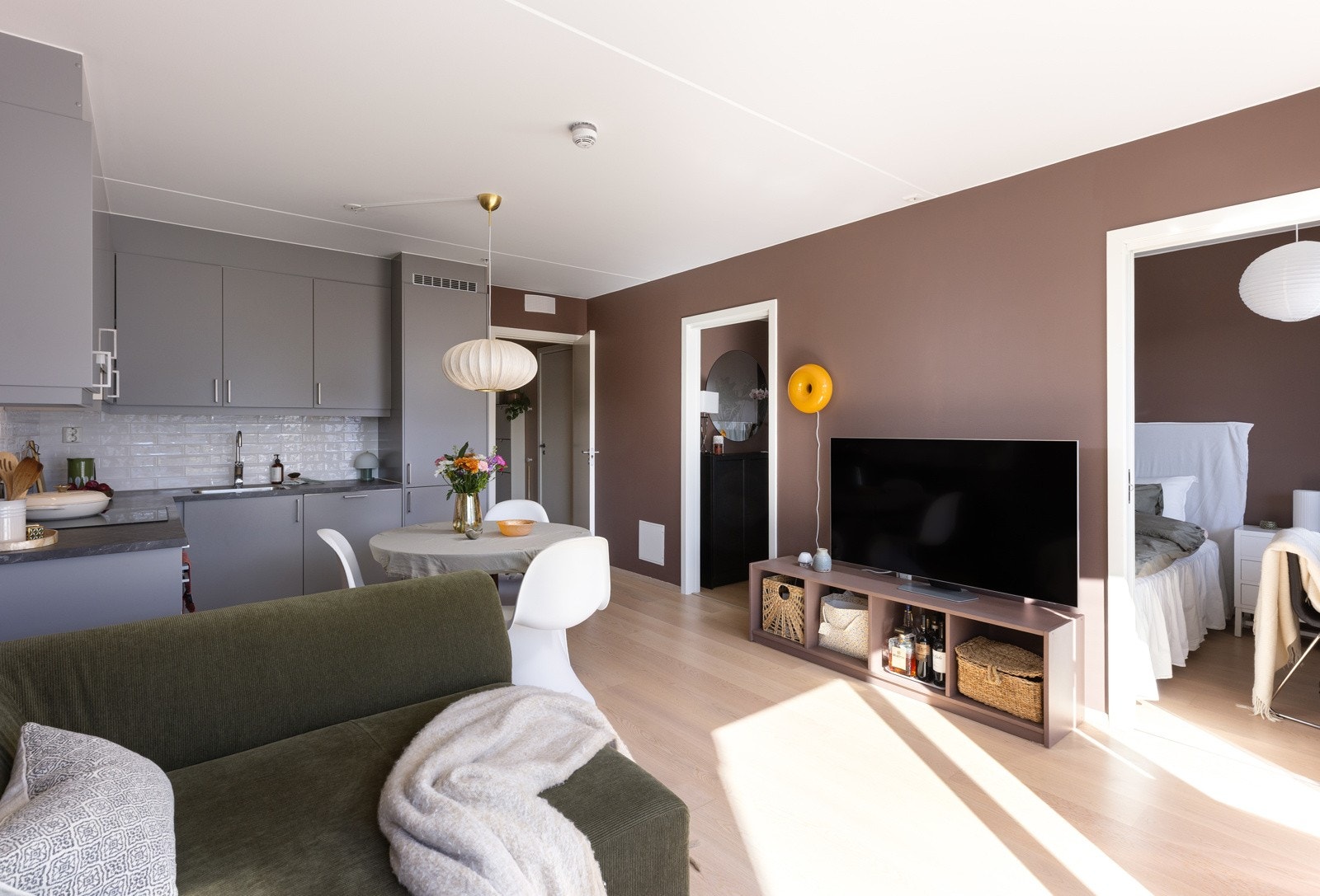 Planløsningen er utpreget sosial med åpen kjøkkenløsning i stuen. Galleribilde