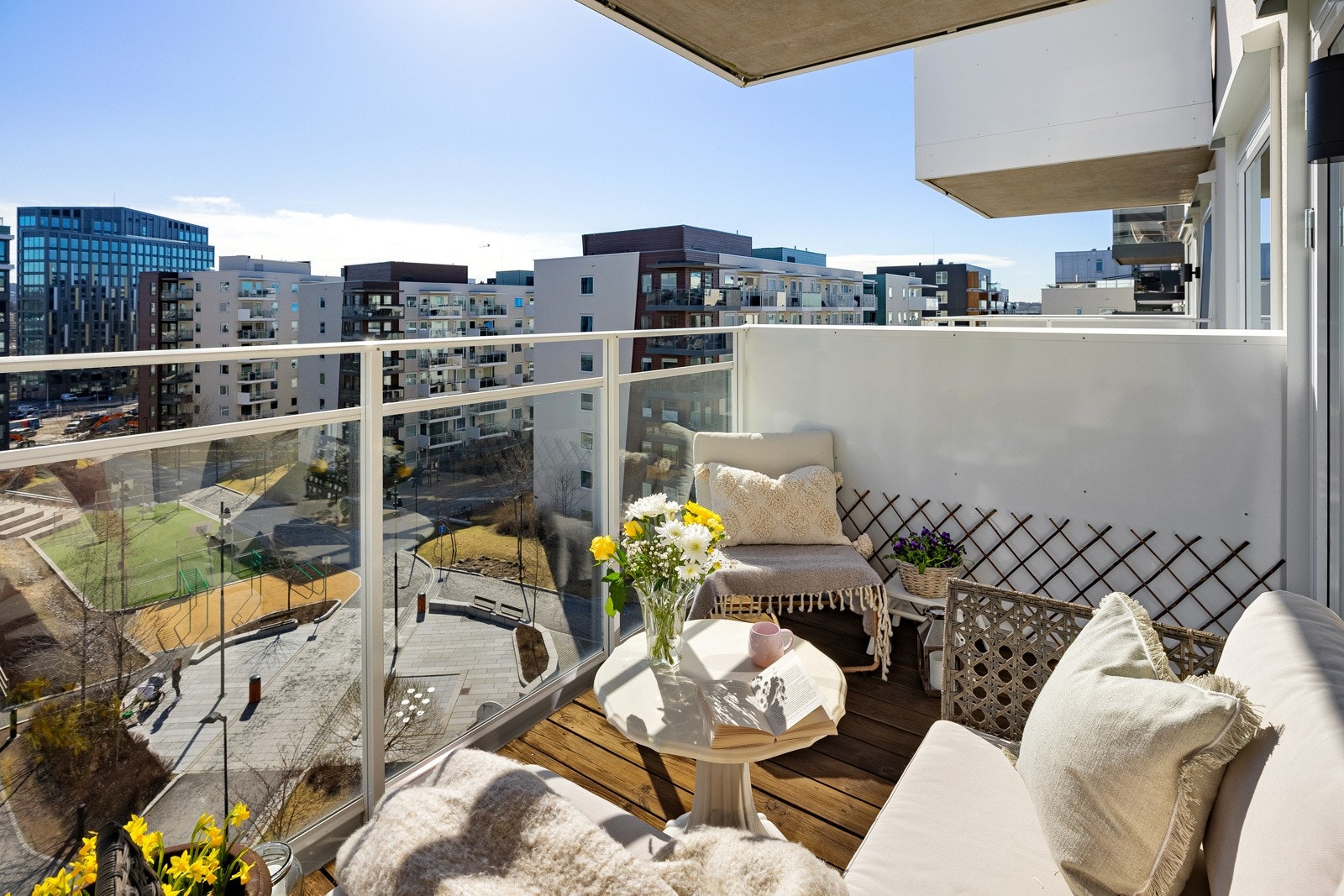 Balkongen fungerer fint som et ekstra rom i den varme årstiden. Galleribilde