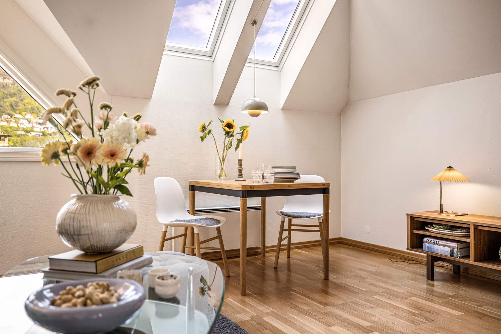 Stuen har god plass til spisebord Galleribilde