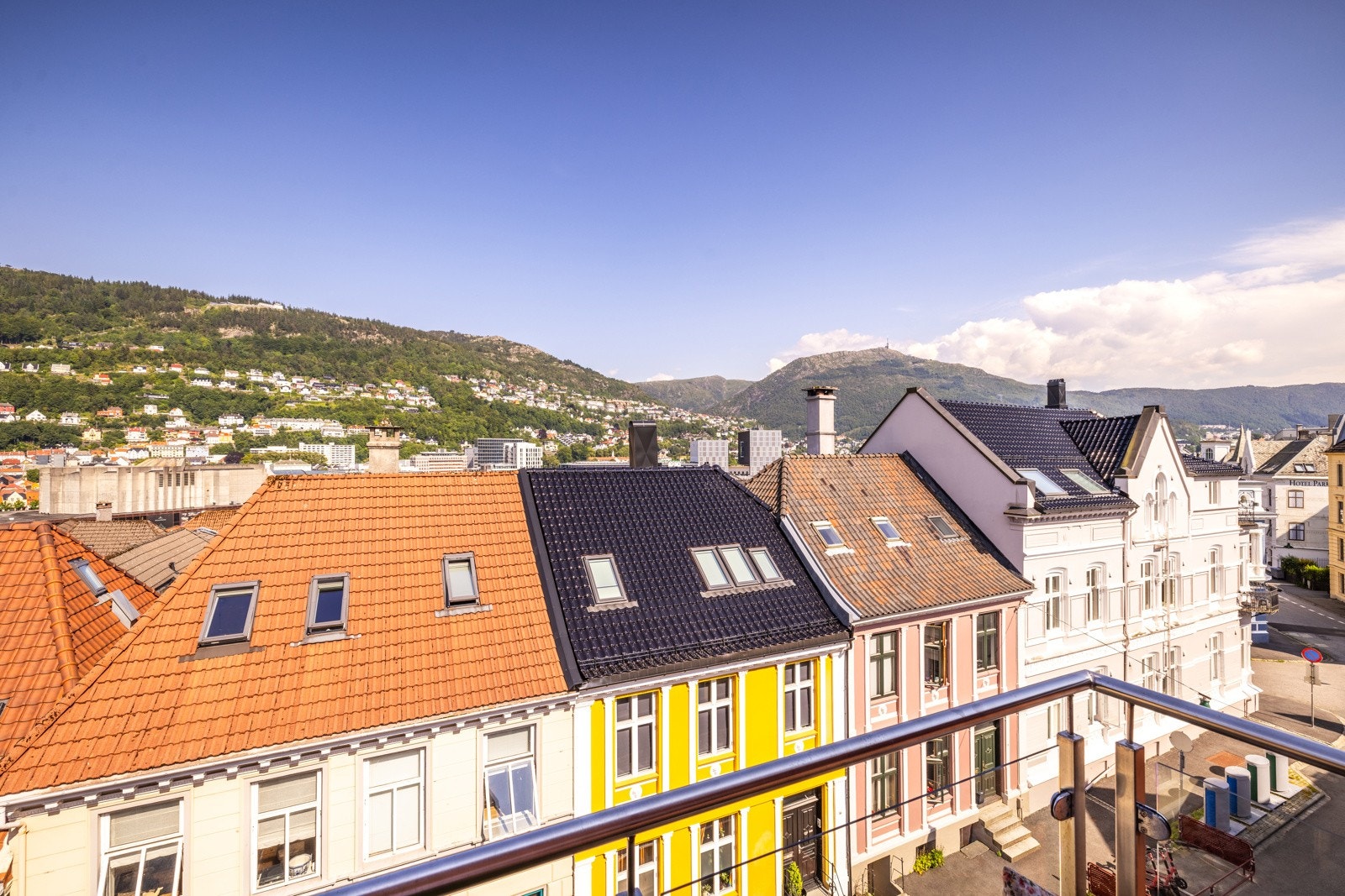 Her har du sol fra grytidlig om morgenen slik at du kan nyte morgenkaffen i solen Galleribilde