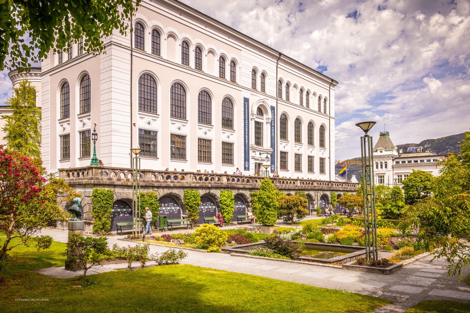 Muséhagen med botanisk hage ligger like borti gaten - Her har caféen Godt Brød blant byens beste bakevarer Galleribilde