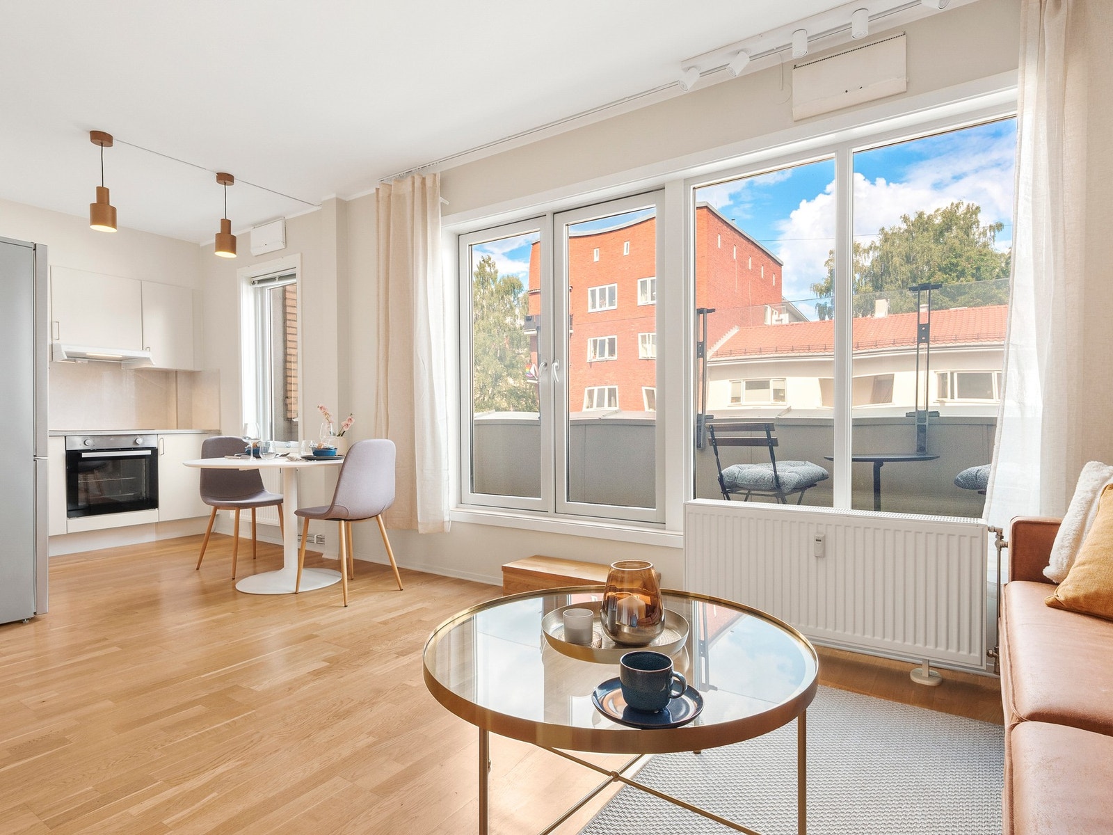 Store vindusflater sørger for massevis av naturlig lys inn i leiligheten Velkommen til presentert av Duy Vidar Tang og Caroline Birkenes i EIE Eiendomsmegling Galleribilde