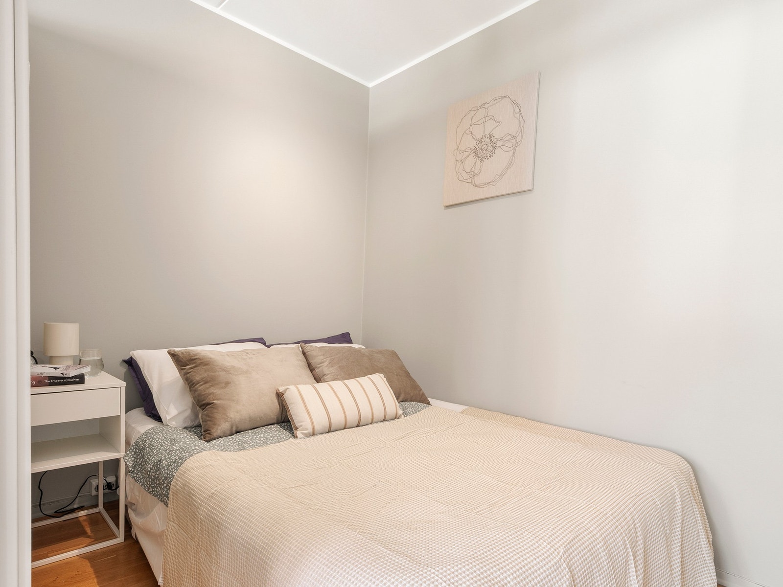 Det er god plass til større seng og nattbord Galleribilde