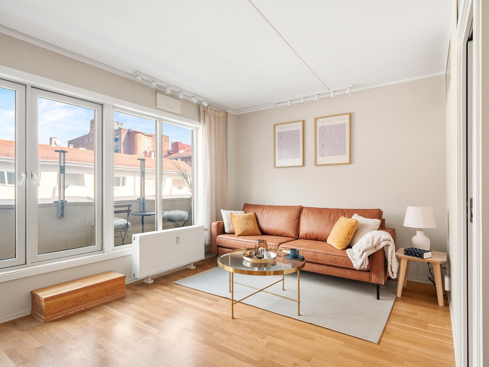 Leiligheten er mal i lyse og tidsriktige farger Galleribilde