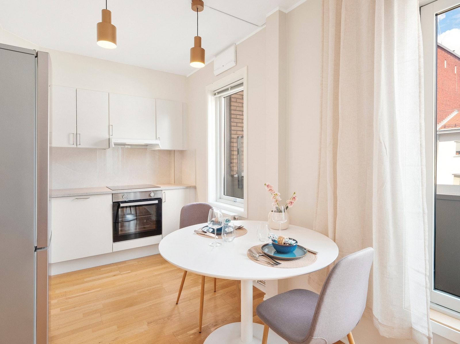 Lys og romslig stue med åpen kjøkkenløsning Galleribilde